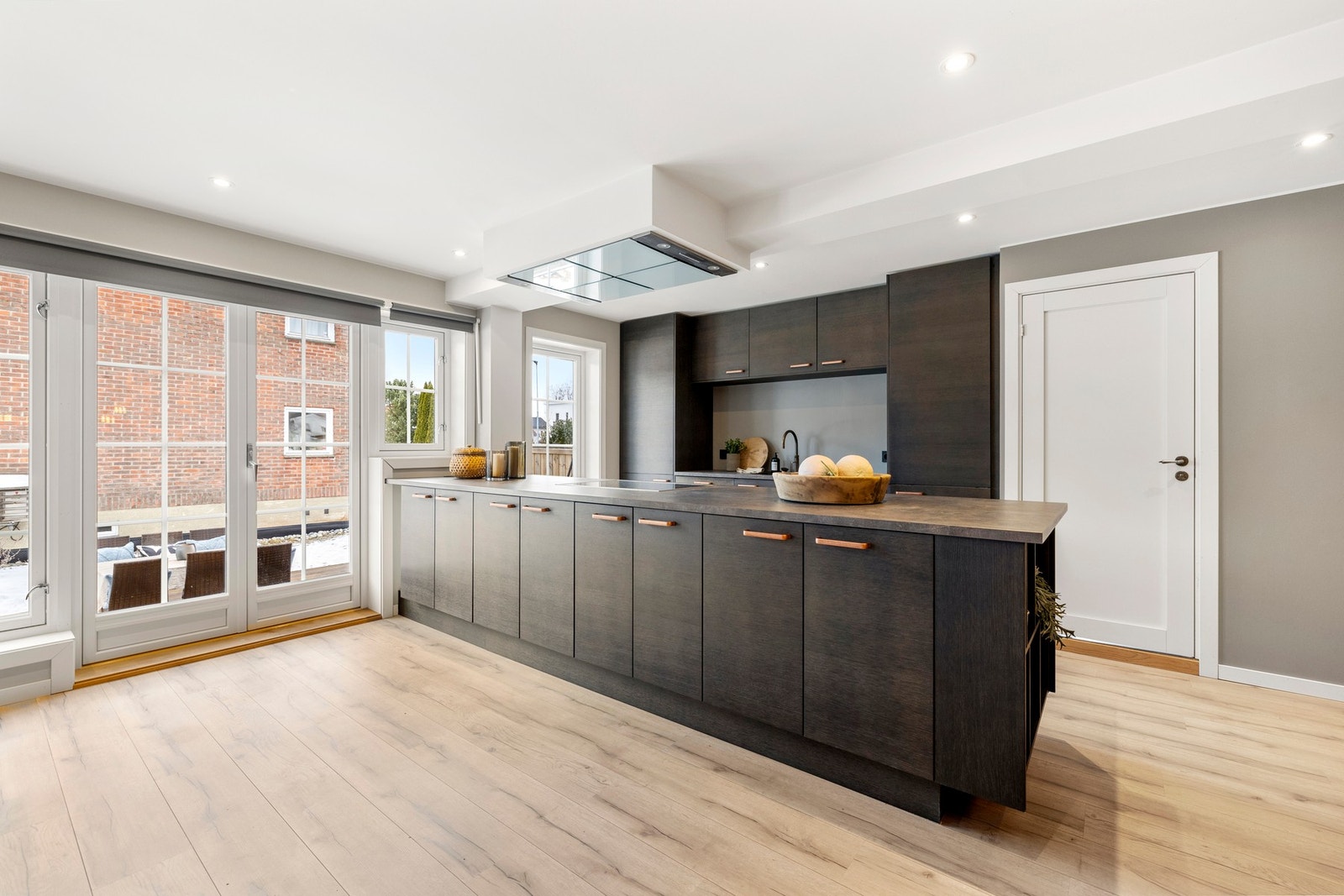 Smartbelysningen fra Philips Hue lar deg justere lysstyrken etter behov og skape den perfekte atmosfæren til enhver anledning. Galleribilde