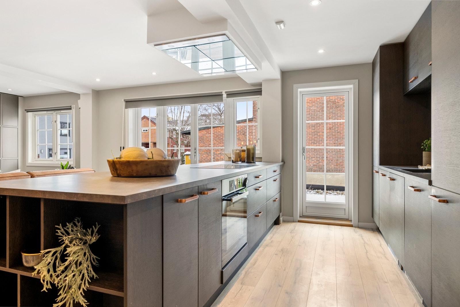 Kjøkkenet er et stilrent Skeidarkjøkken med gjennomført design og smarte løsninger. Galleribilde