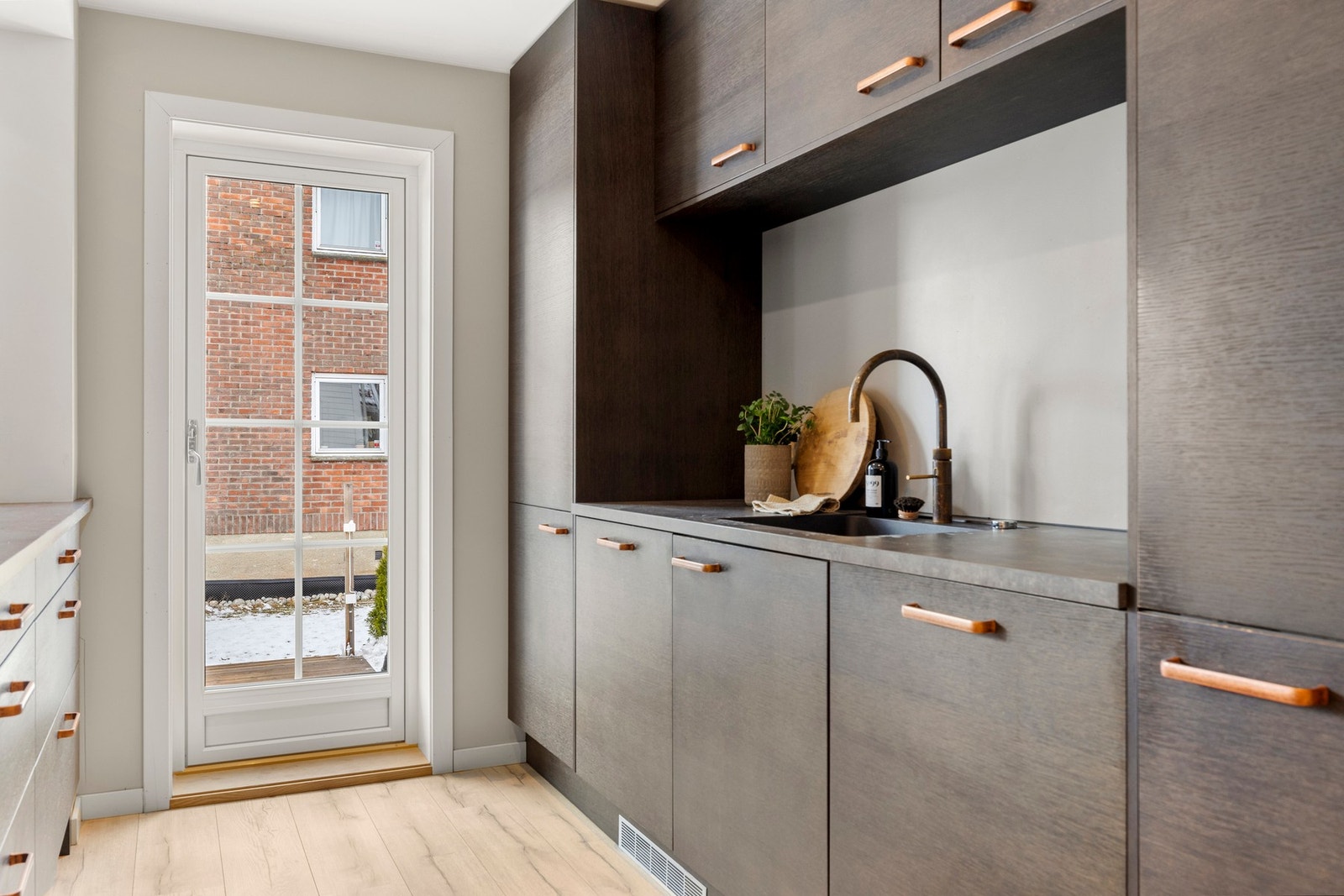 I tillegg har kjøkkenet en Quooker varmtvannskran, som gir umiddelbart kokende vann rett fra springen. Galleribilde