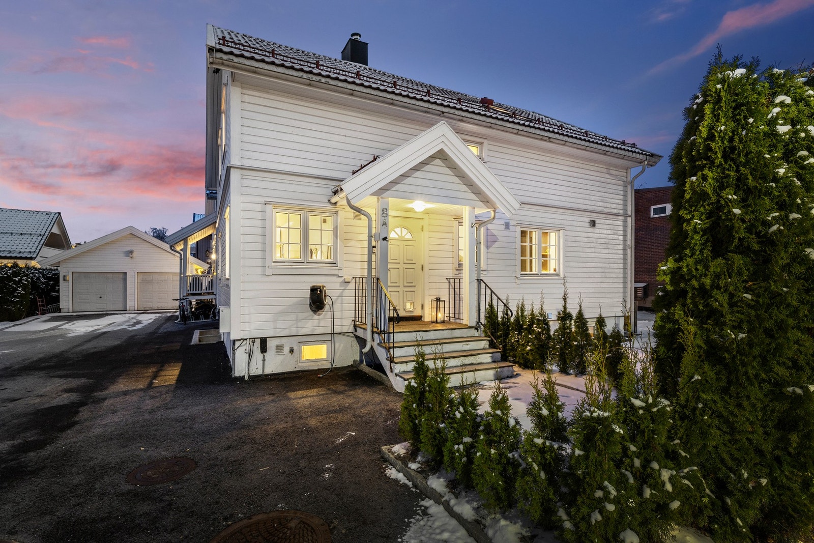 Husets koselige belysning gir et varmt uttrykk på kveldstid. Galleribilde