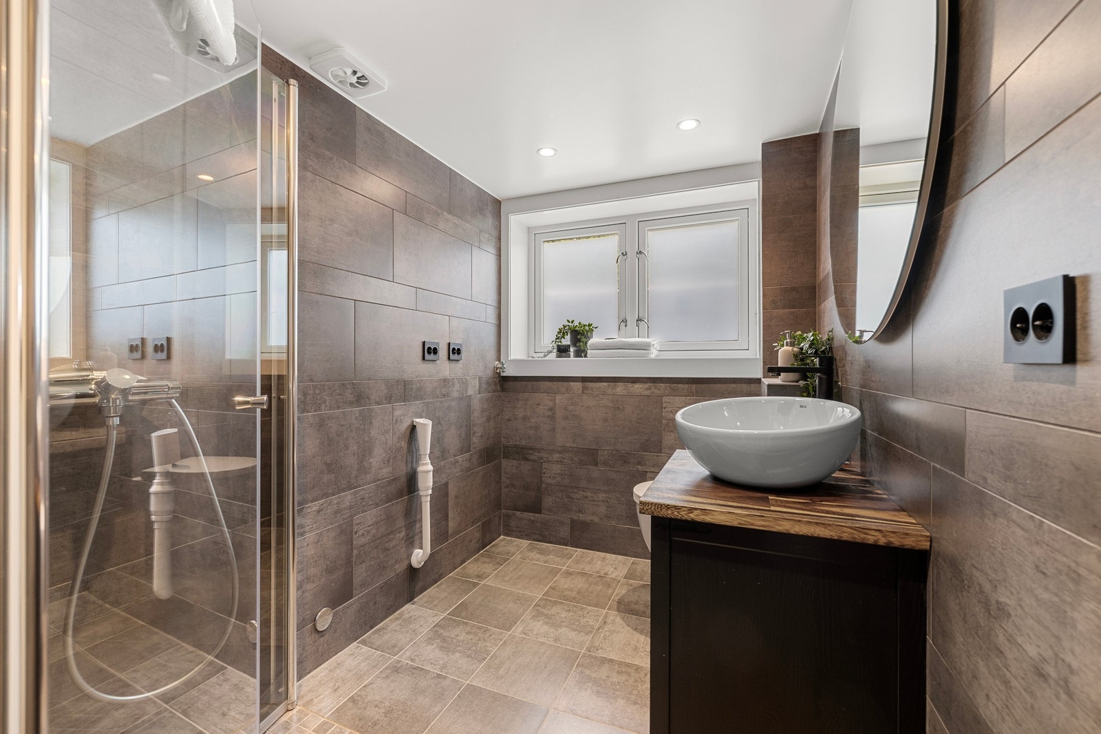 Tidløst bad med et harmonisk fargevalg og gjennomtenkte detaljer. Galleribilde