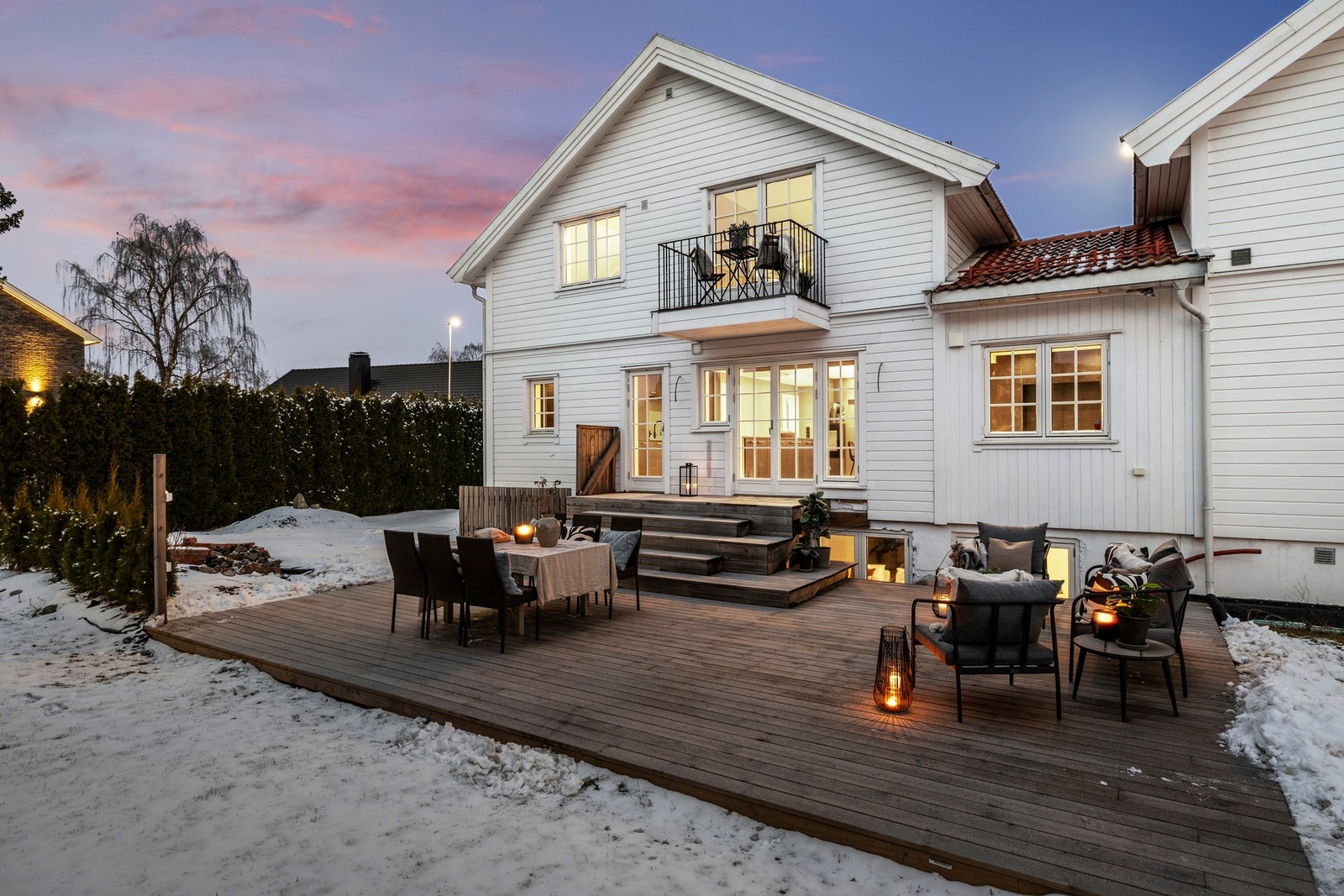 Boligen har en svært romslig markterrasse med flere møbleringsmuligheter. Galleribilde