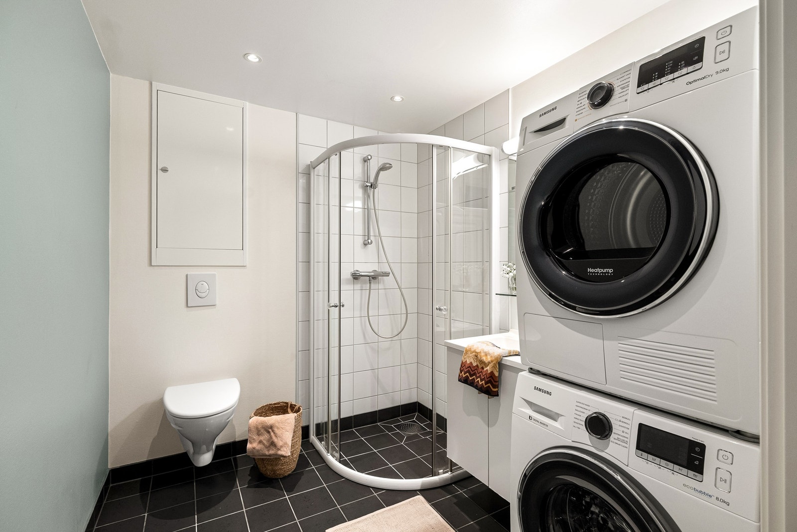 Badet er har fliselagt gulv og i dusjsonen. De andre overflatene er nylig malt. Galleribilde