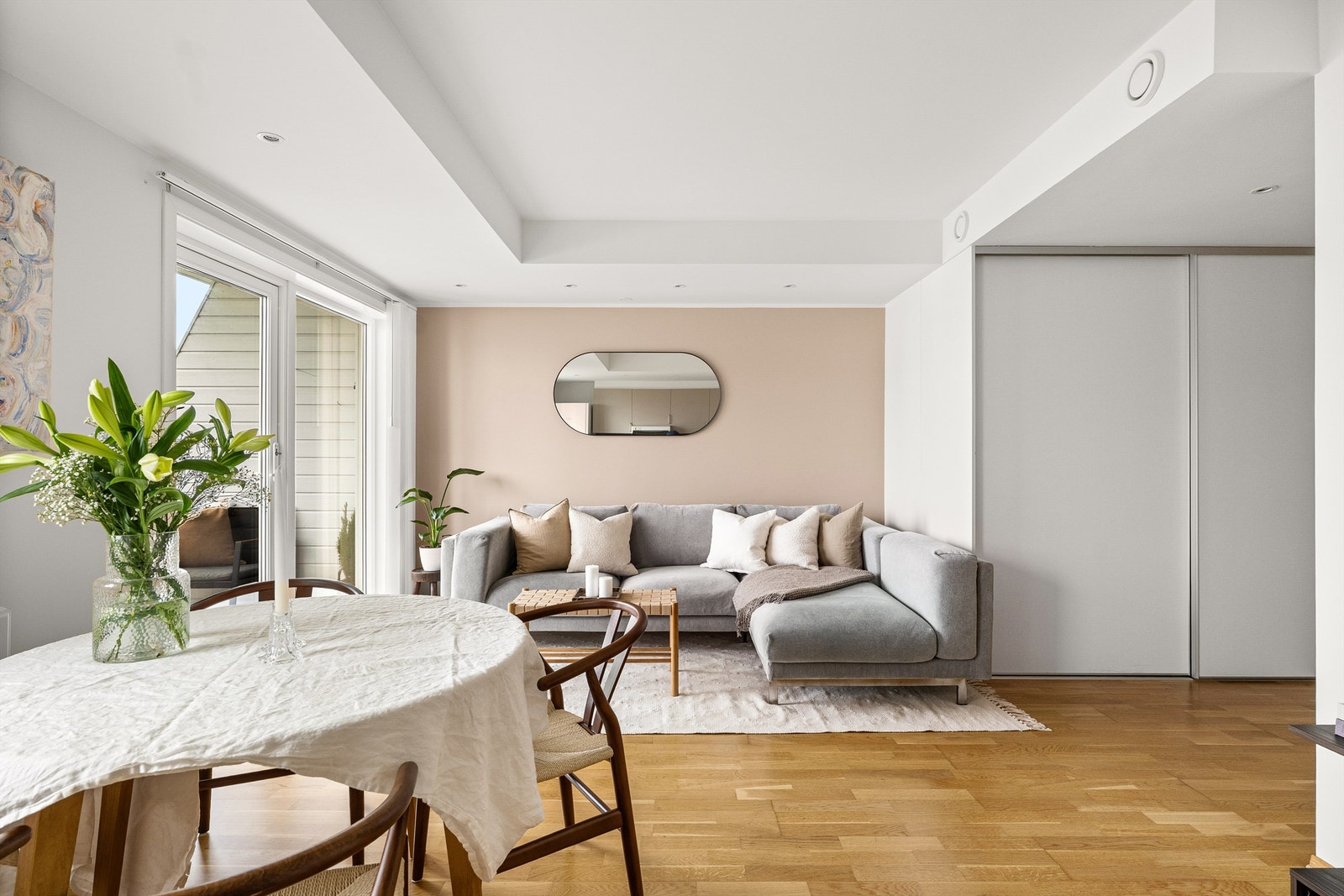 I gangen er det en stor skyvedørsgarderobe på 4,5 meter. Galleribilde