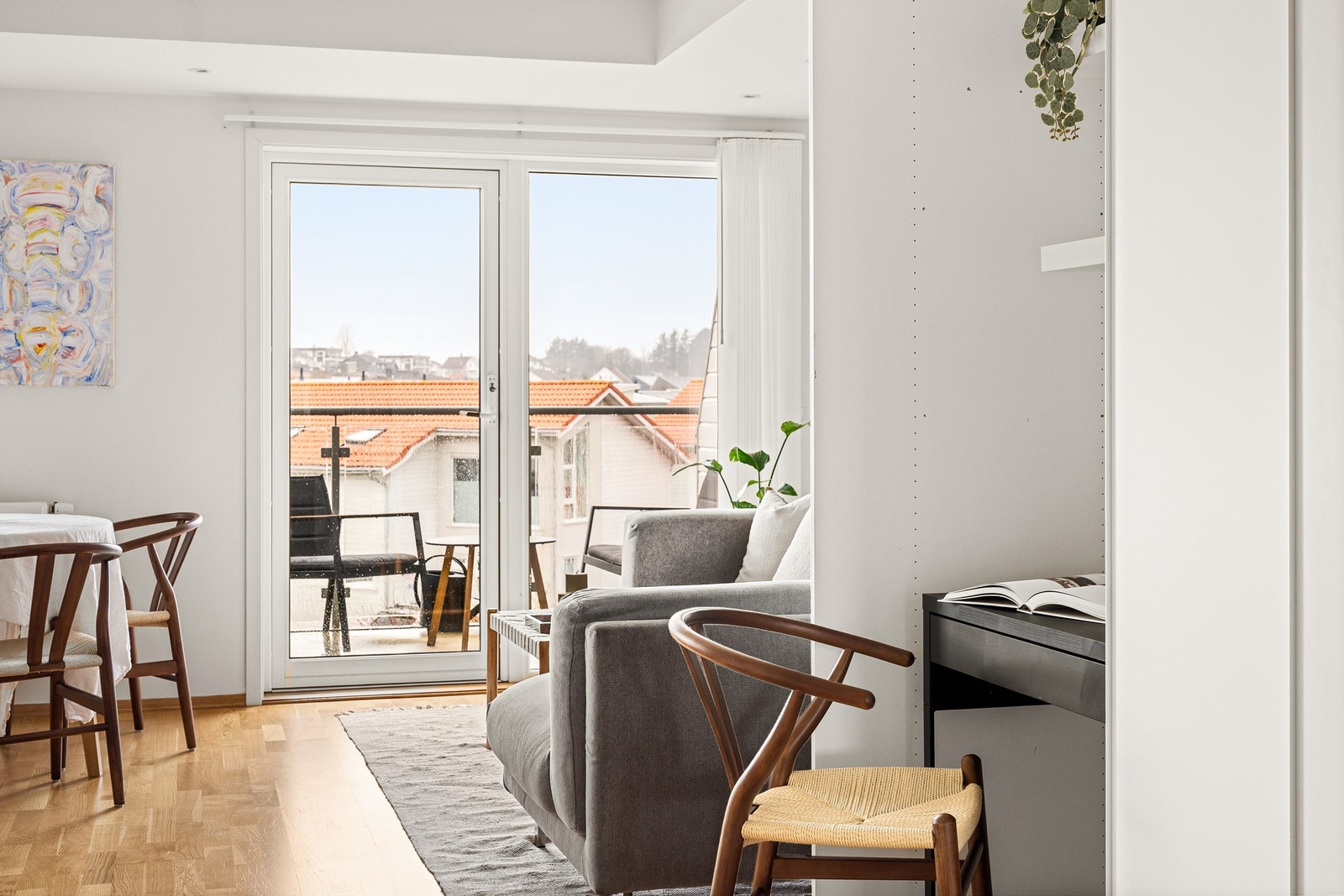 Hjemmekontorløsningen gjør at en kan sitte i stuen og arbeide uten at det opptar plass. Galleribilde