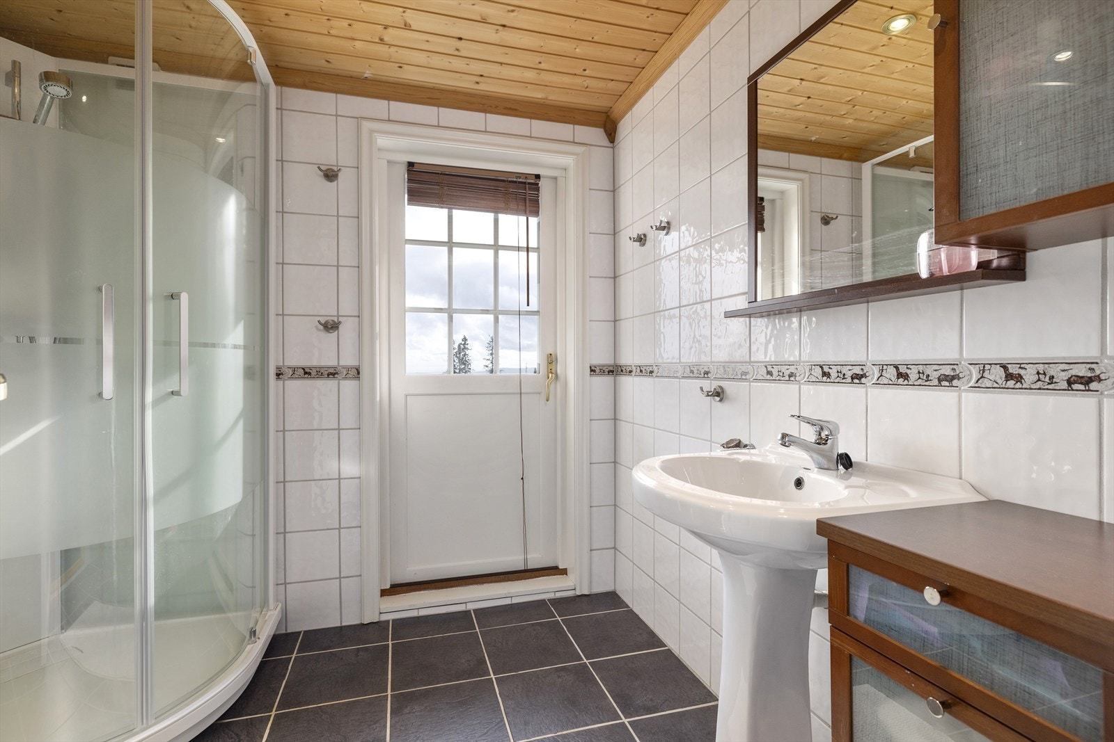 På badet er det også utgang til terrasse. Galleribilde