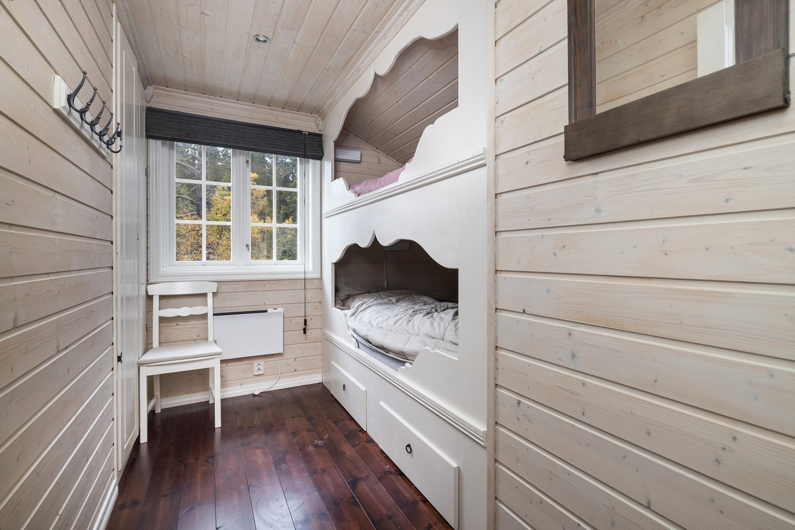 Soverom med plassbygde køyesenger. Galleribilde