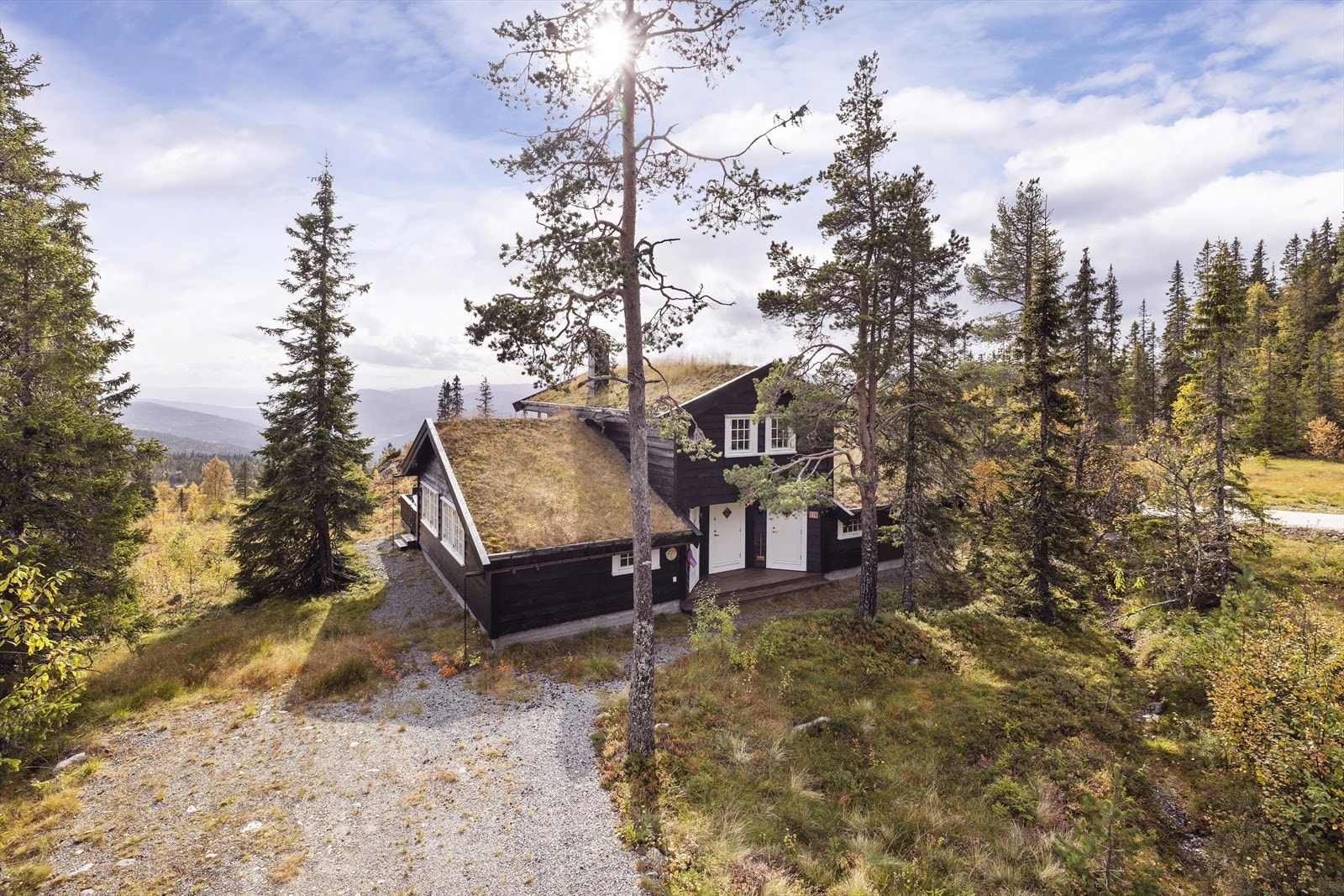 Hytta ligger ca. 871 moh med gode solforhold og meget god utsikt. Galleribilde