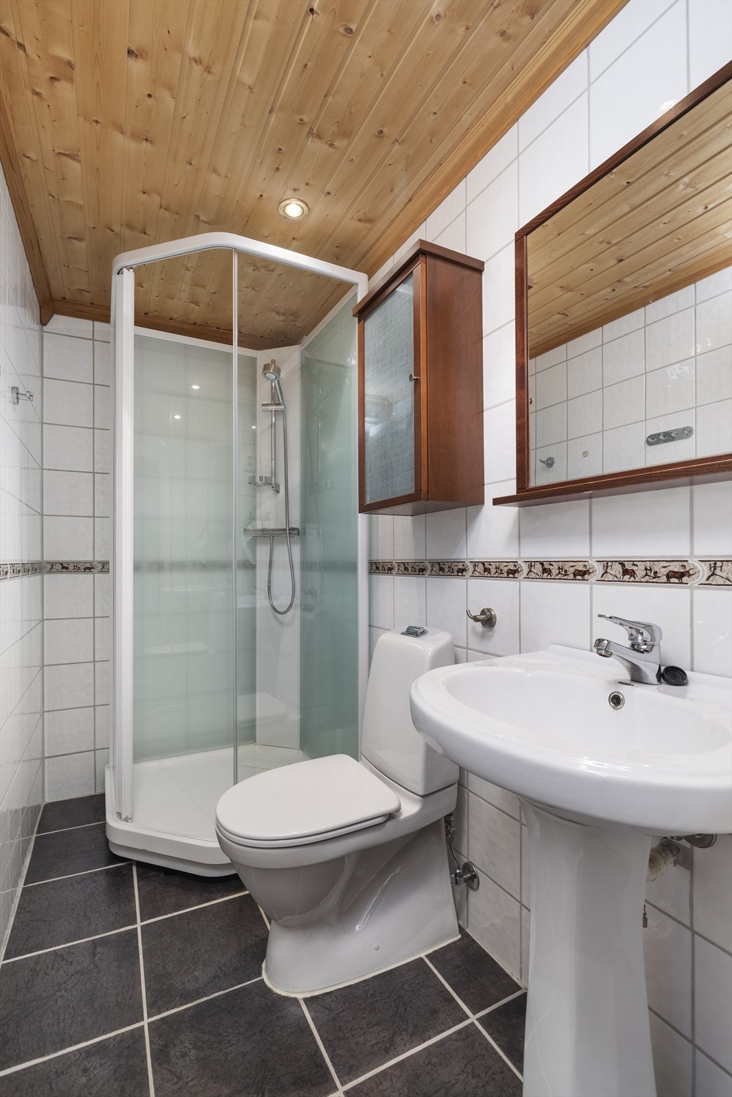 Bad 2 er innredet med servant, gulvstående toalett og dusjkabinett. Galleribilde