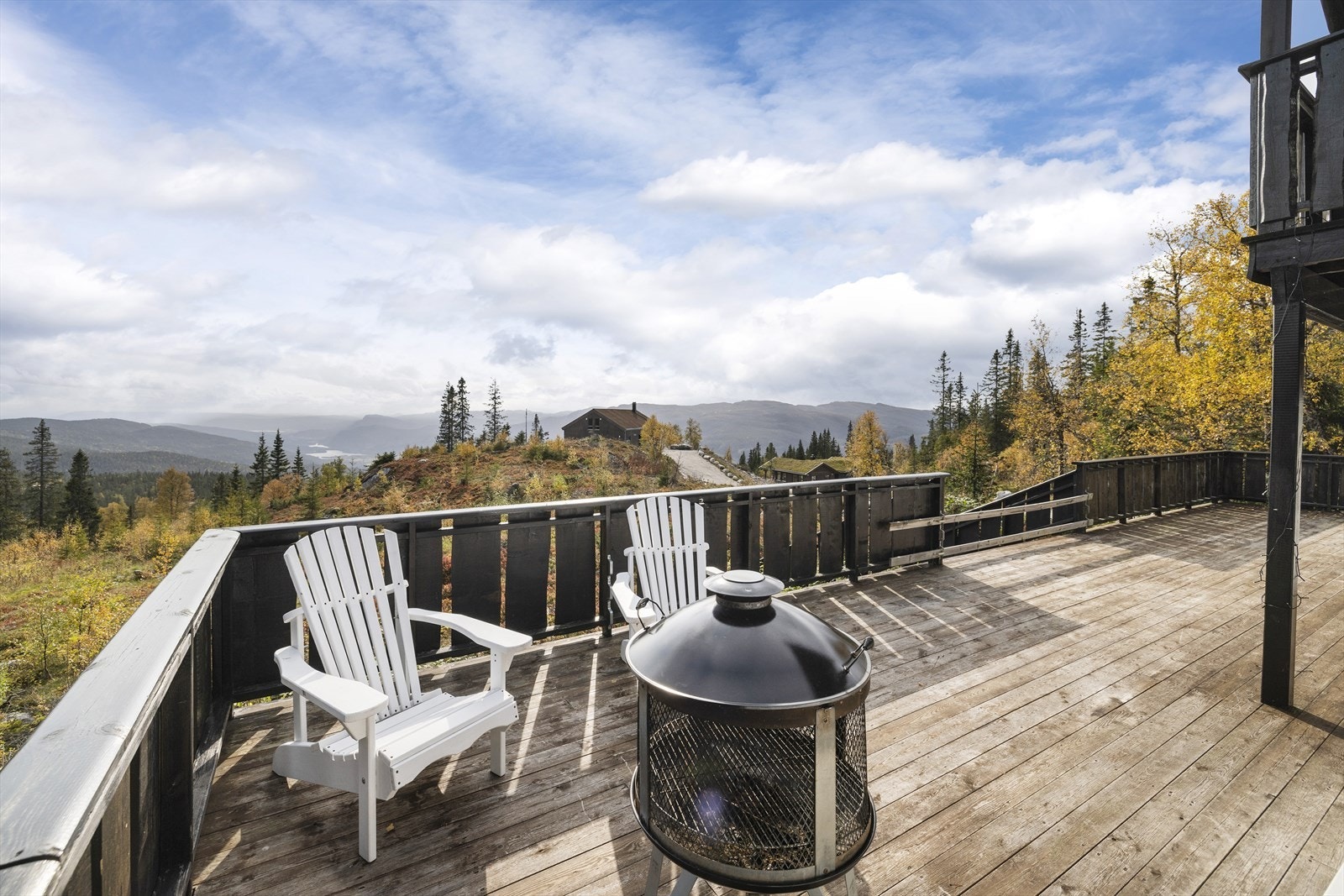 Fra hytta er det umiddelbar nærhet til variert turterreng sommer som vinter. Galleribilde