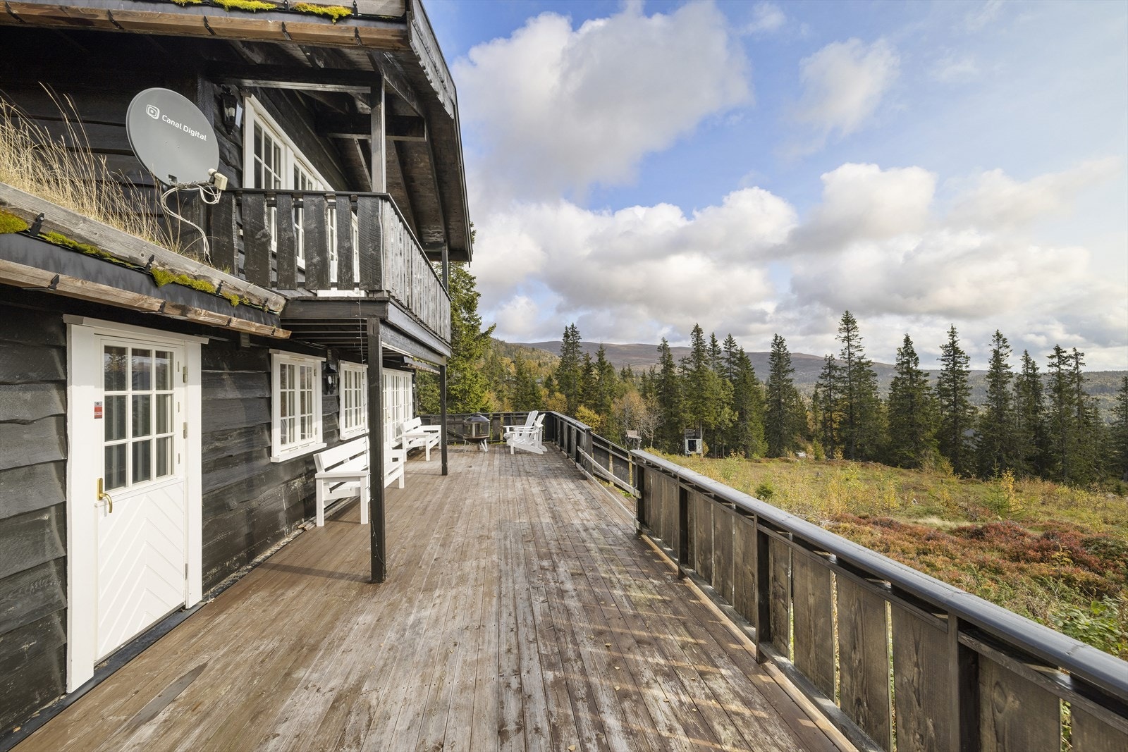 Store terrassearealer med god plass til utemøbler. Galleribilde