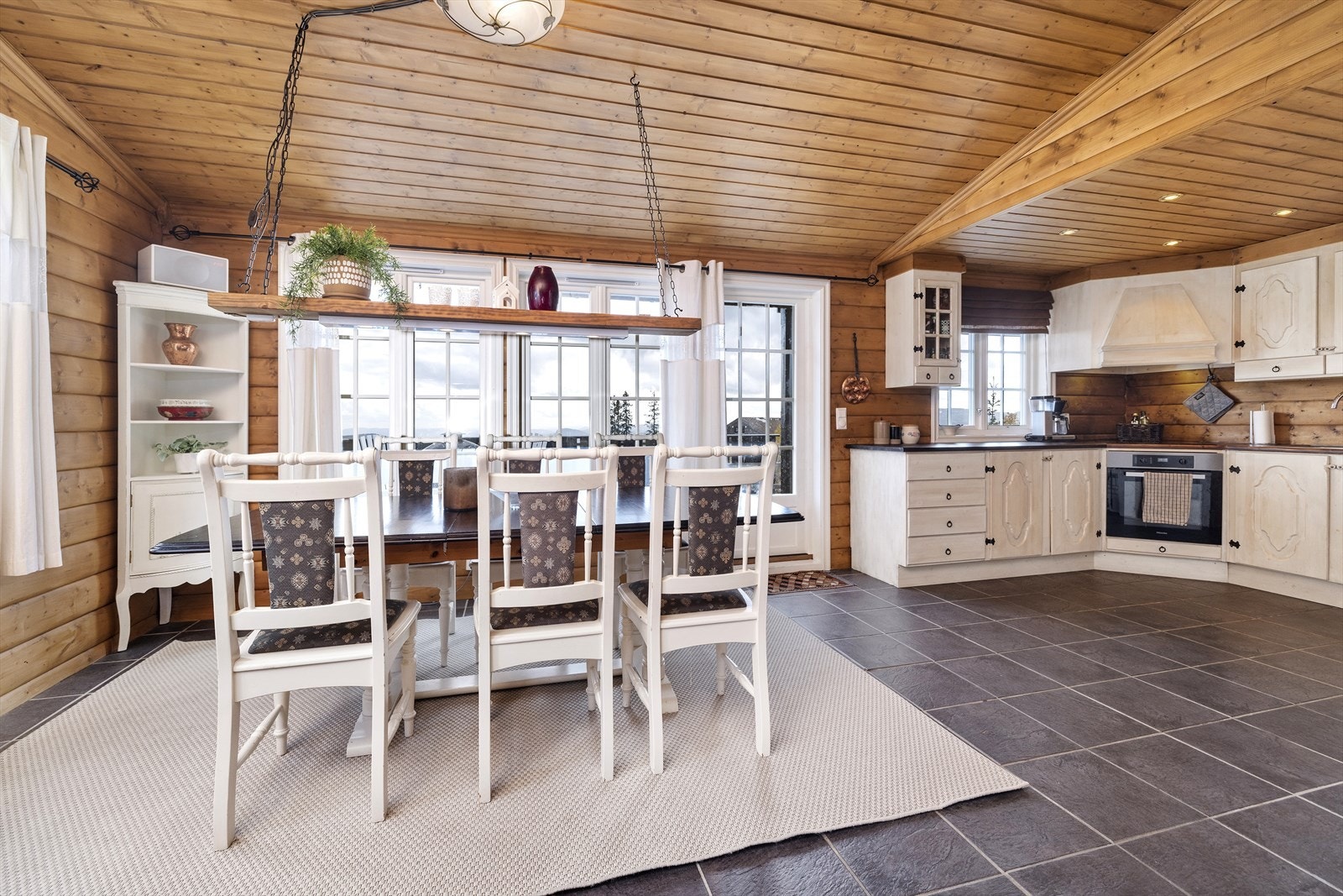 Det er åpen løsning mellom stue og kjøkken og god plass til spisebord. Galleribilde