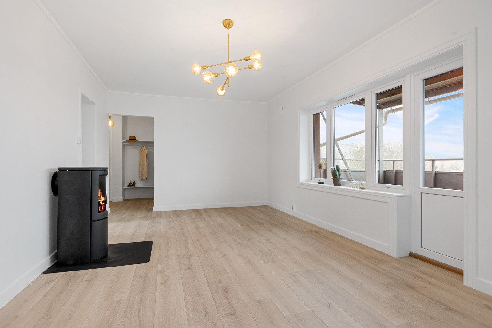 Fra stuen er det utgang til balkong Galleribilde