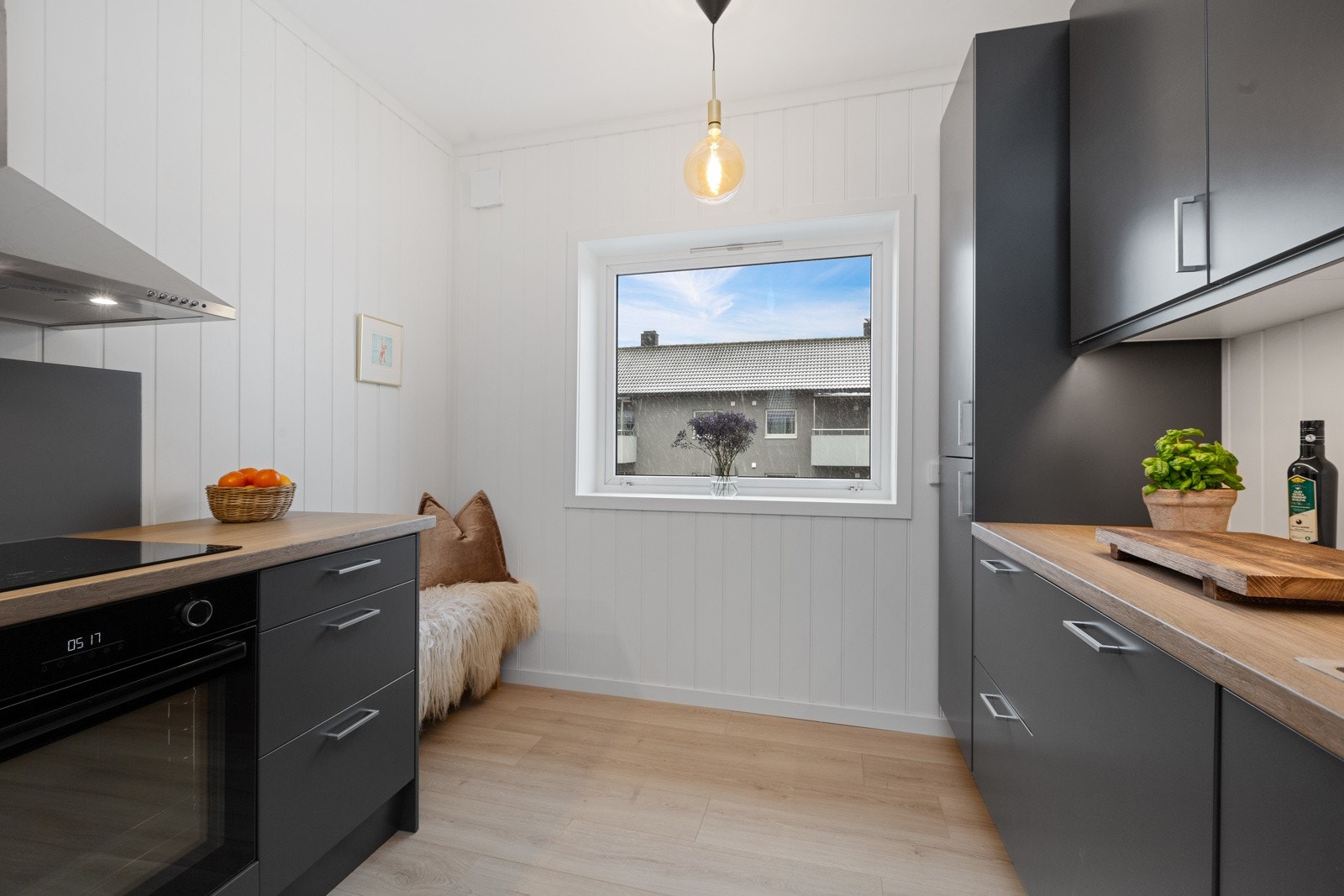 Kjøkkeninnredningen er ny - legg merke til at det er vindu på kjøkken som gir godt med dagslys Galleribilde