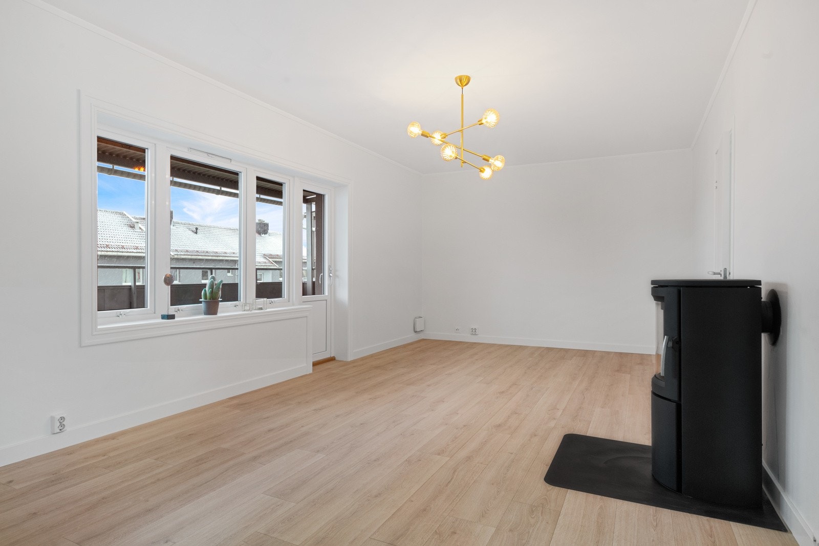 Legg merke til de nyoppussede fine overflatene- her blir det en lek å møblere ditt nye hjem Galleribilde