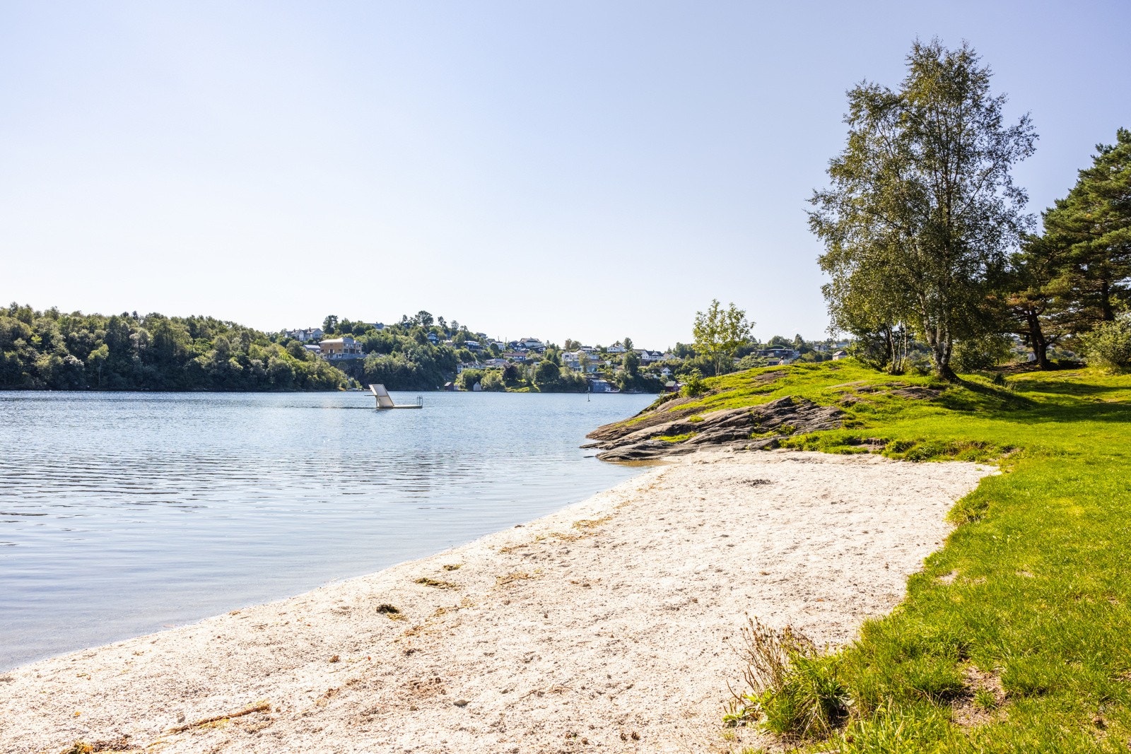 På fine sommerdager kan du ta turen til Kyrkjetangen badeplass for et bad. Galleribilde
