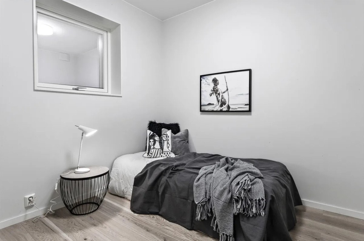 Rommet har god plass til dobbeltseng og annet møblement. Galleribilde