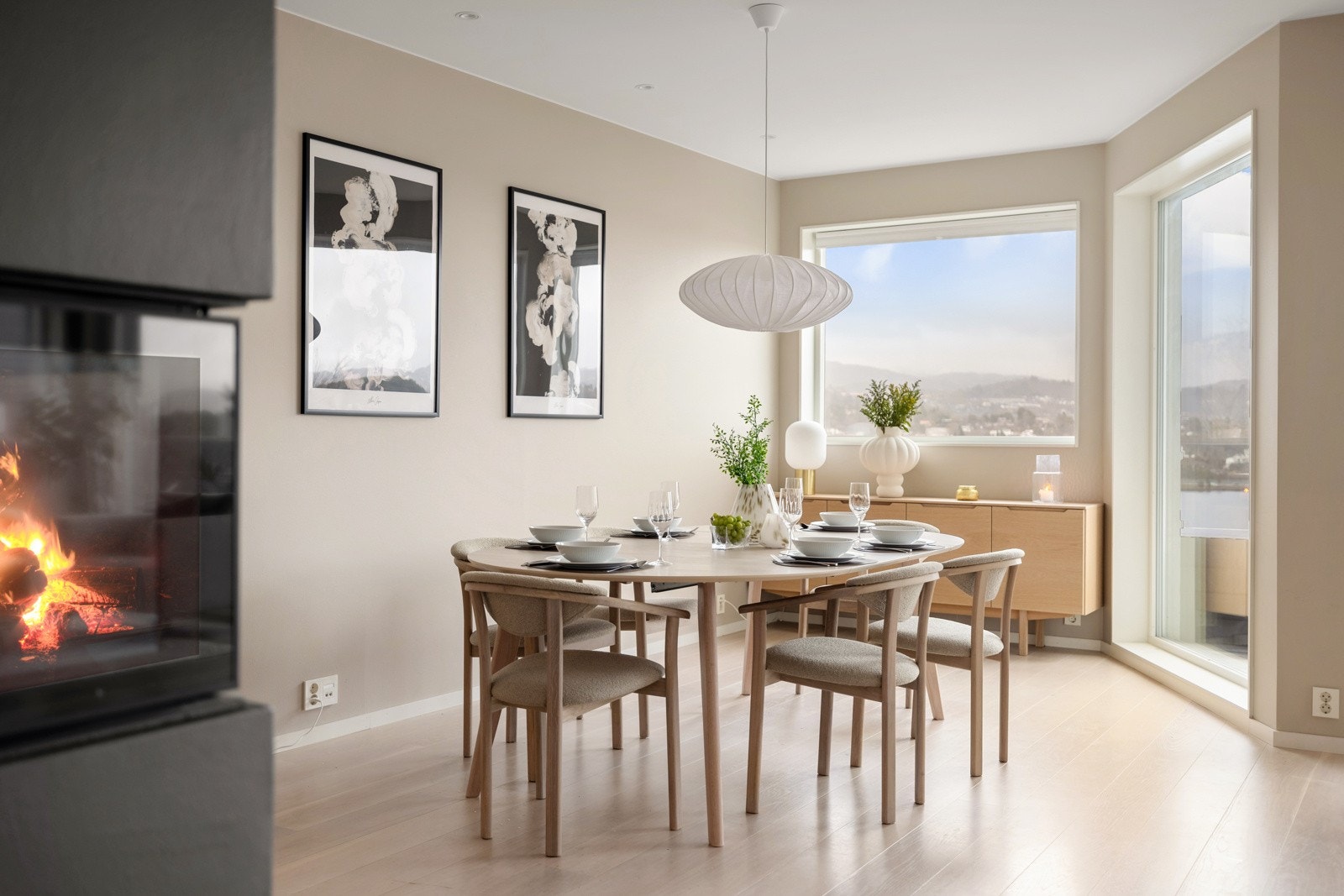 Fra spisestuen kan du nyte utsikten ved middagsbordet sammen med familie og venner. Galleribilde