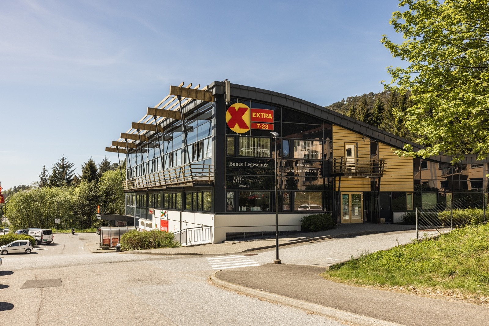 Dagligvarehandelen kan du få gjort på Coop Extra på bønes. Galleribilde