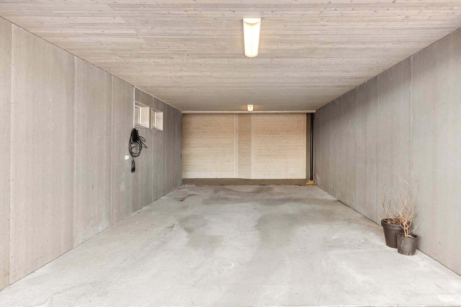 Boligen har egen carport med plass til to biler og elbillader. Galleribilde