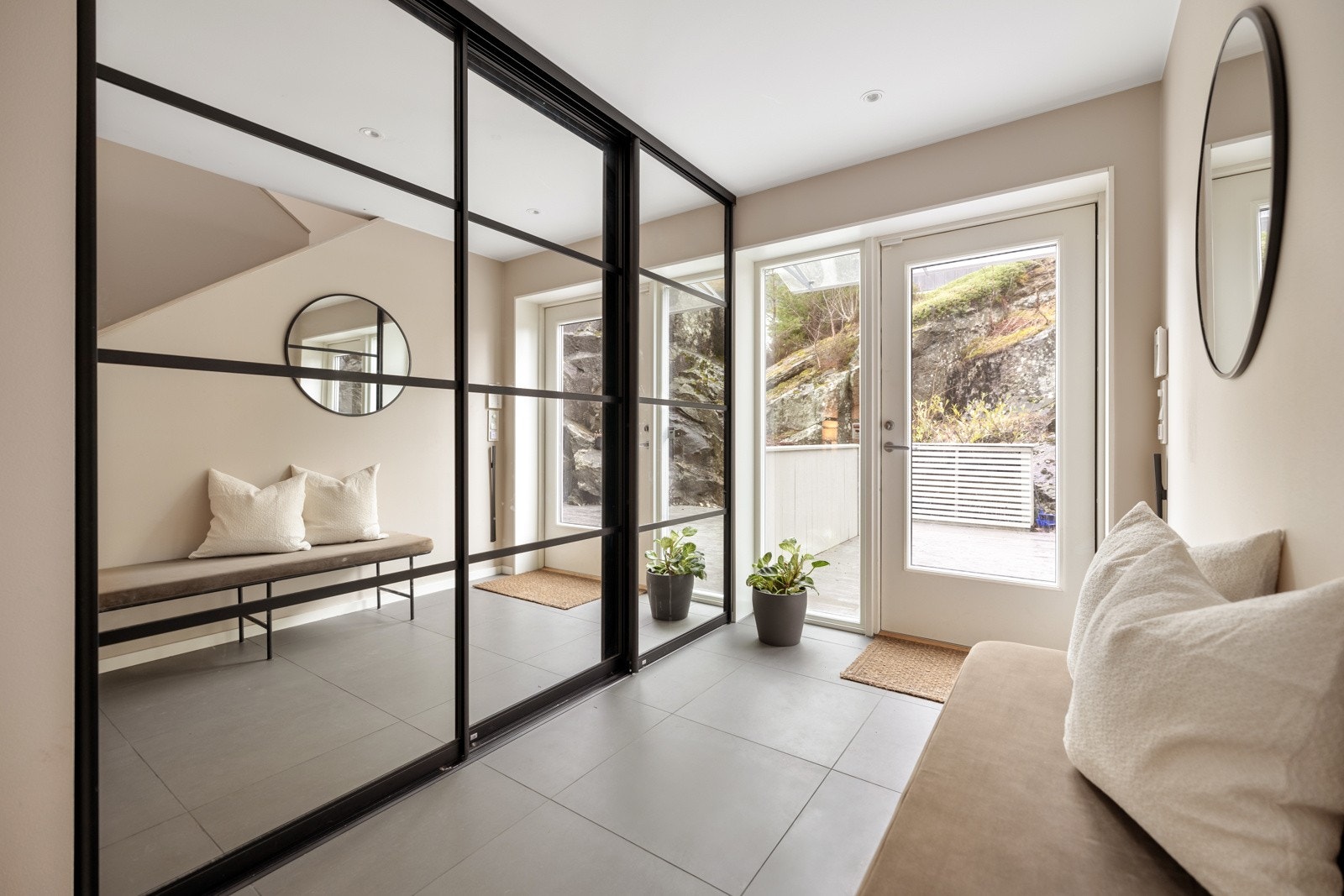 Velkommen inn, her er det god plass til å henge av seg yttertøy i stor skyvedørsgarderobe. Galleribilde