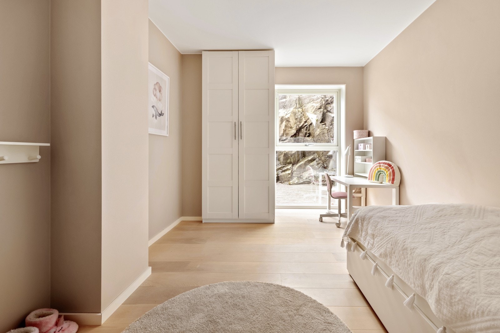 Lyst og fint soverom med plass til seng, garderobeskap og annet møblement etter behov. Galleribilde