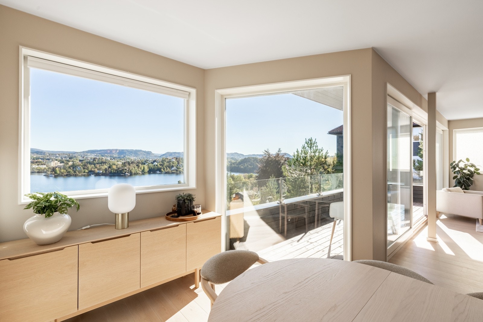Vi går rett for utsikten, rett og slett helt nydelig. Fra stuen er det utgang til privat sør-øst vendt balkong. Galleribilde