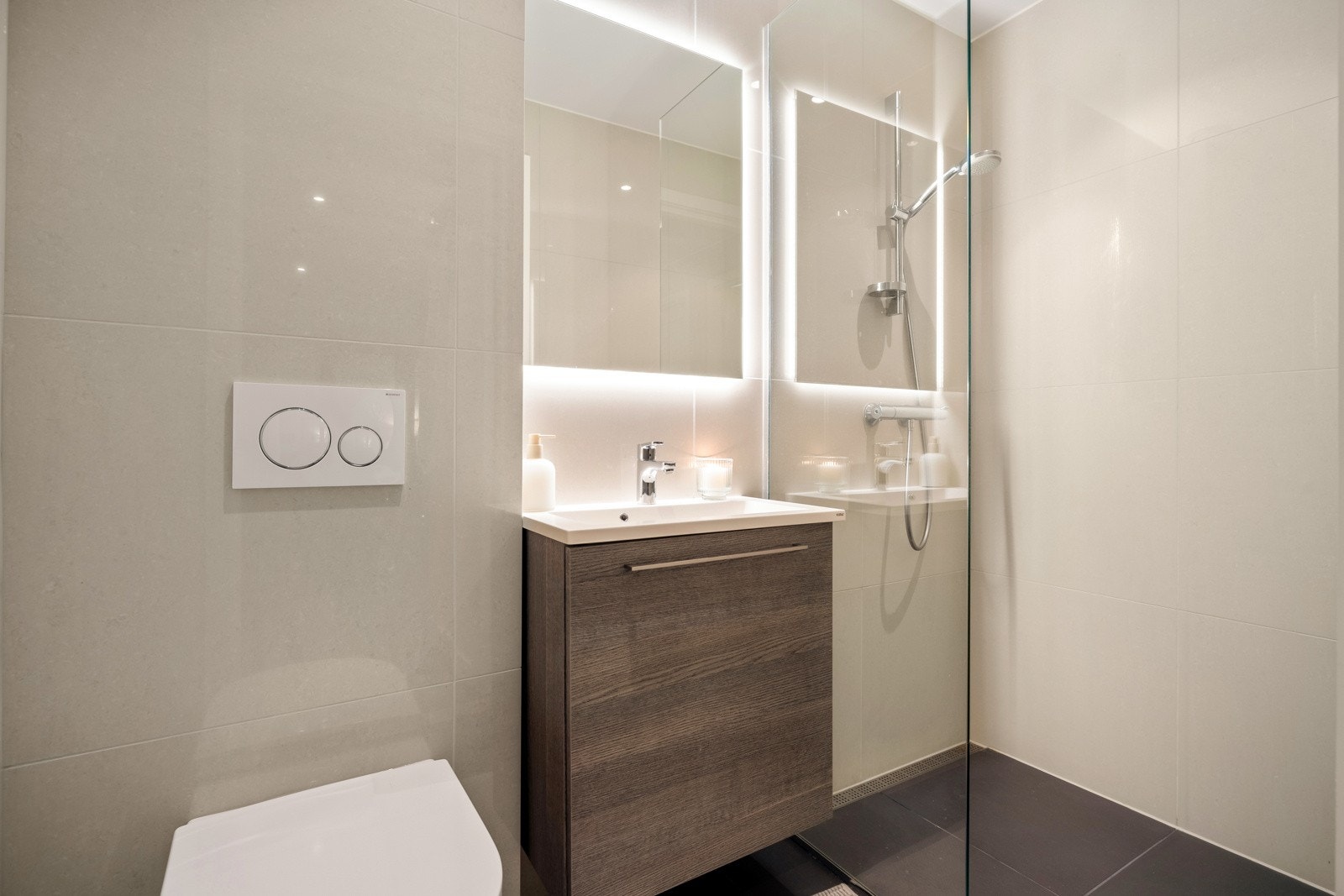 Det andre badet i boligen er målt til ca. 3 kvm og er innredet med baderomsmøbel, vegghengt toalett og dusjnisje. Galleribilde