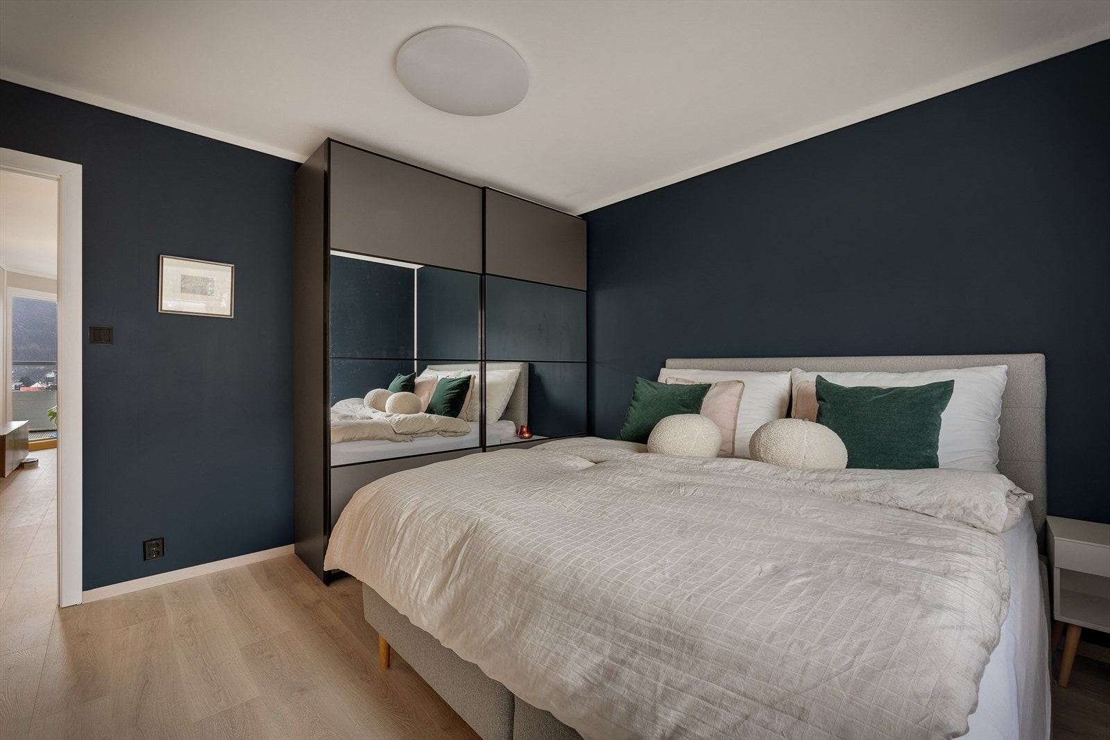 - Her har du god plass til skap, dobbeltseng og øvrig møblement - Galleribilde