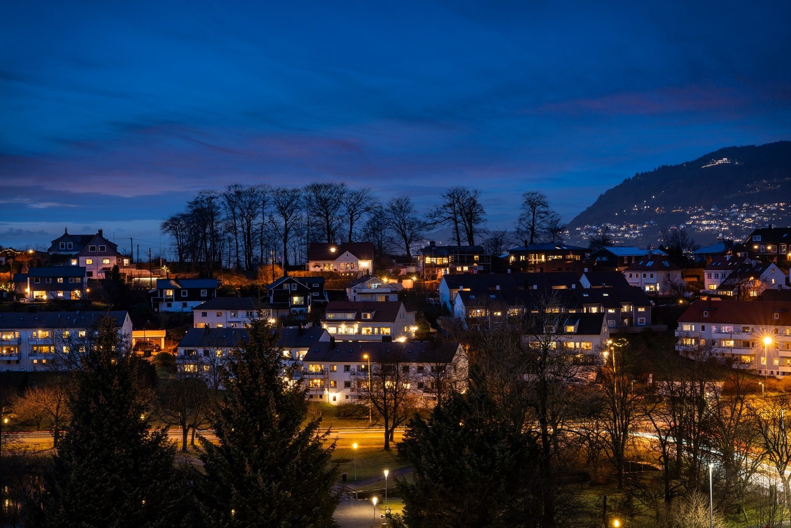 - Koselig utsikt på kvelden og meget gode solforhold fra balkongen på sommeren - Galleribilde