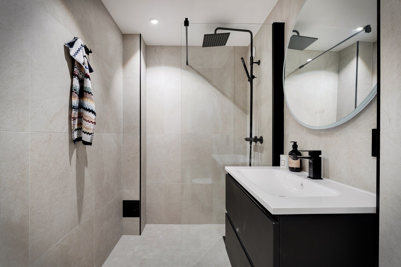 - Strøkent bad som ble renovert i 2023 - Galleribilde