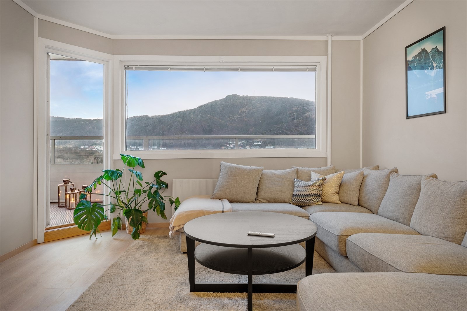 - Fra stuen har du utsikt rett mot Løvstakken - Galleribilde