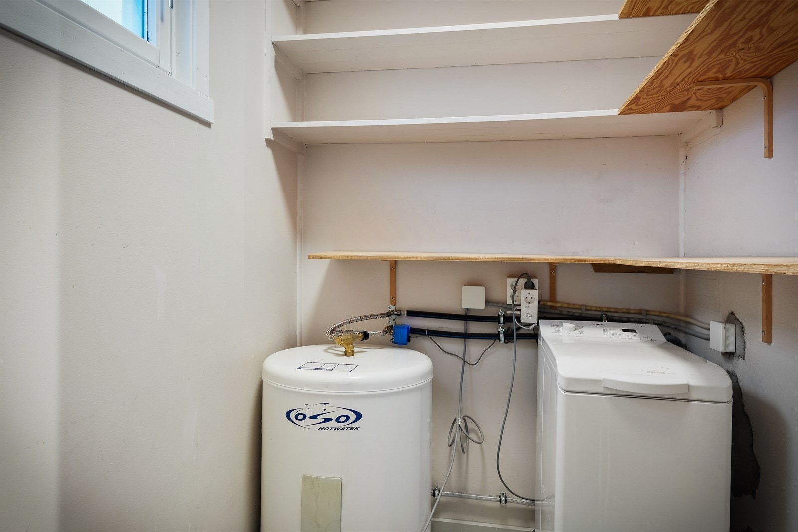 - Separat vaskerom på 2,7 m² med varmtvannsbereder på 116 liter - Galleribilde