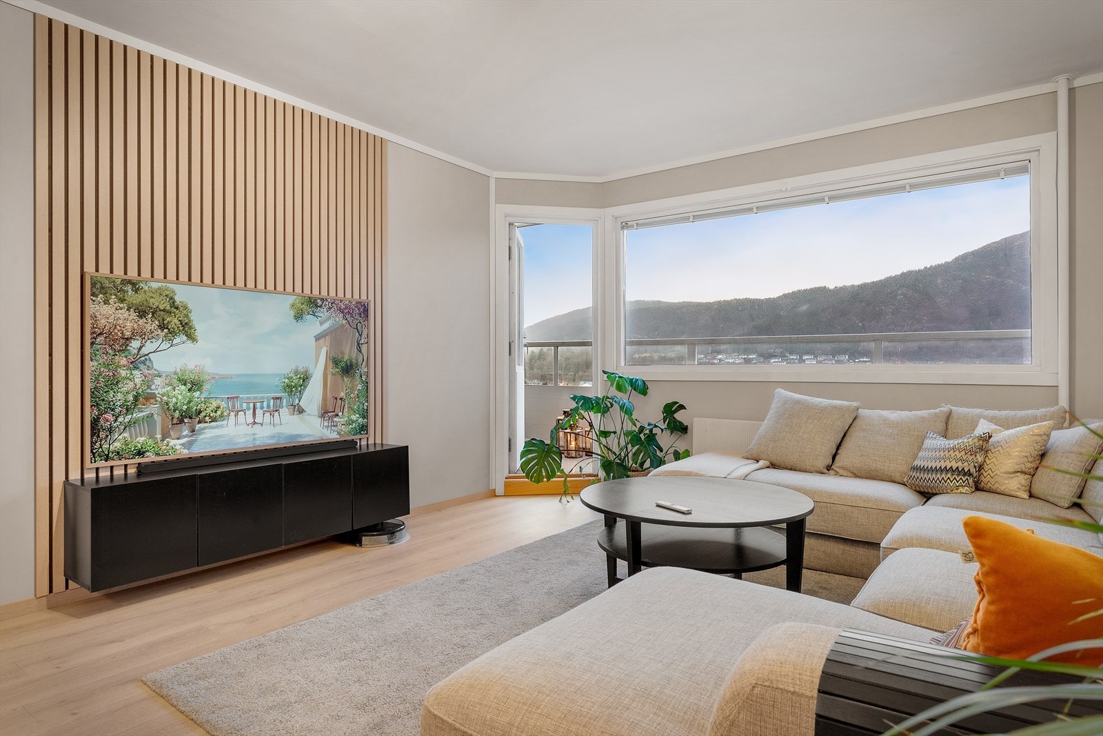 - Leiligheten har sentralvarme med radiator i stuen - Galleribilde