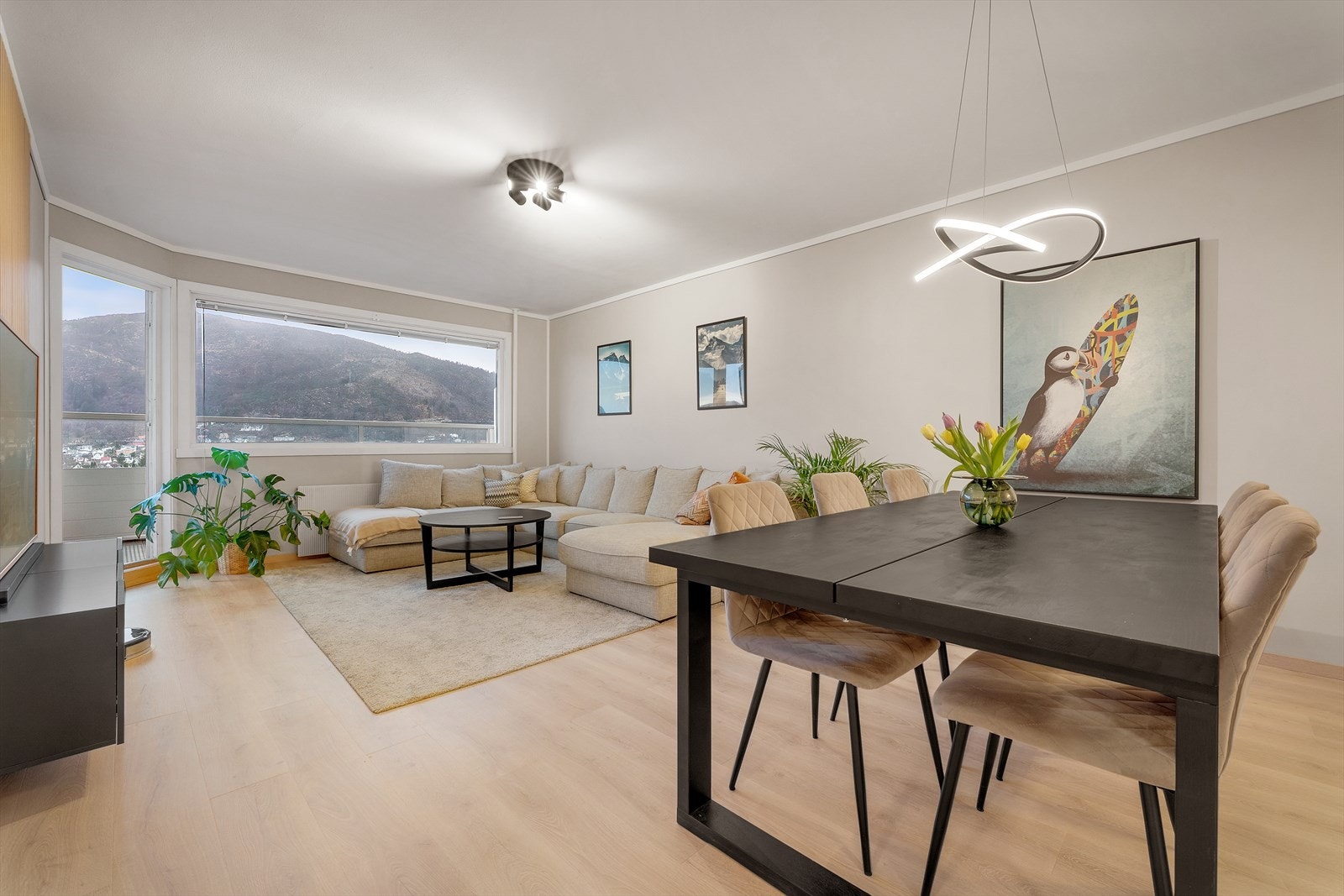 - Leiligheten har et lyst gjennomgående gulv av laminat som er nytt fra 2024 - Galleribilde