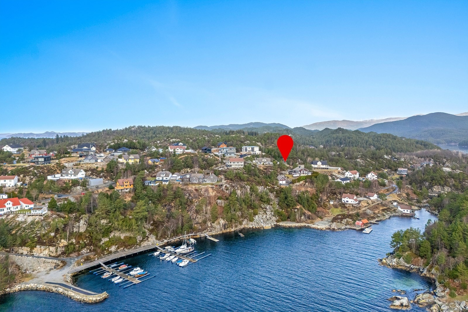 Kort gange fra tomt ned til båthamna Galleribilde