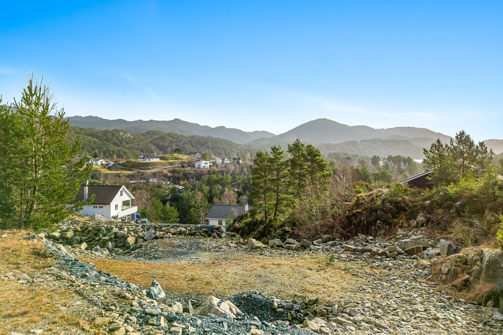 Råtomt med noe fyllmasser liggende på tomten Galleribilde