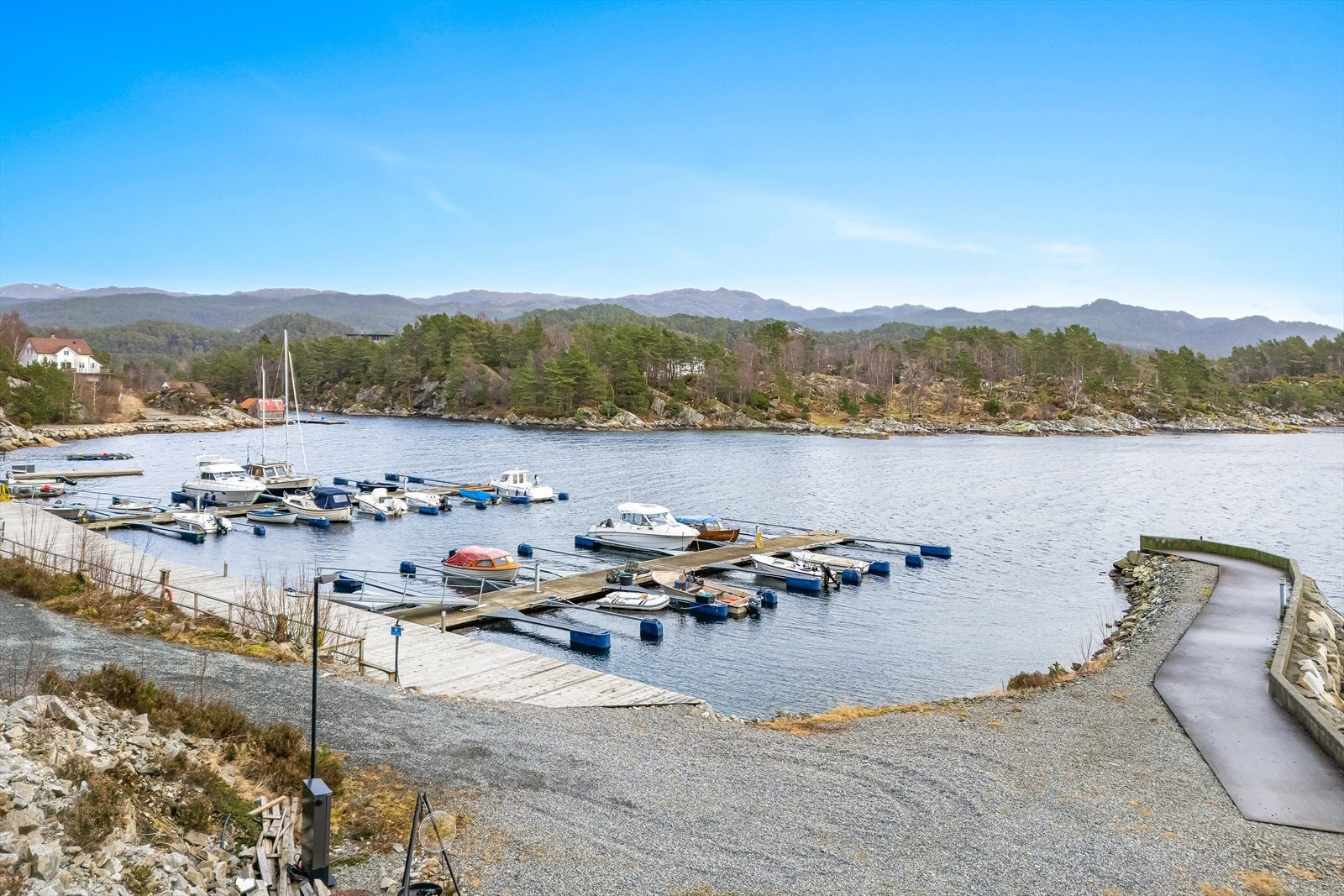 Båthamn med molo Galleribilde