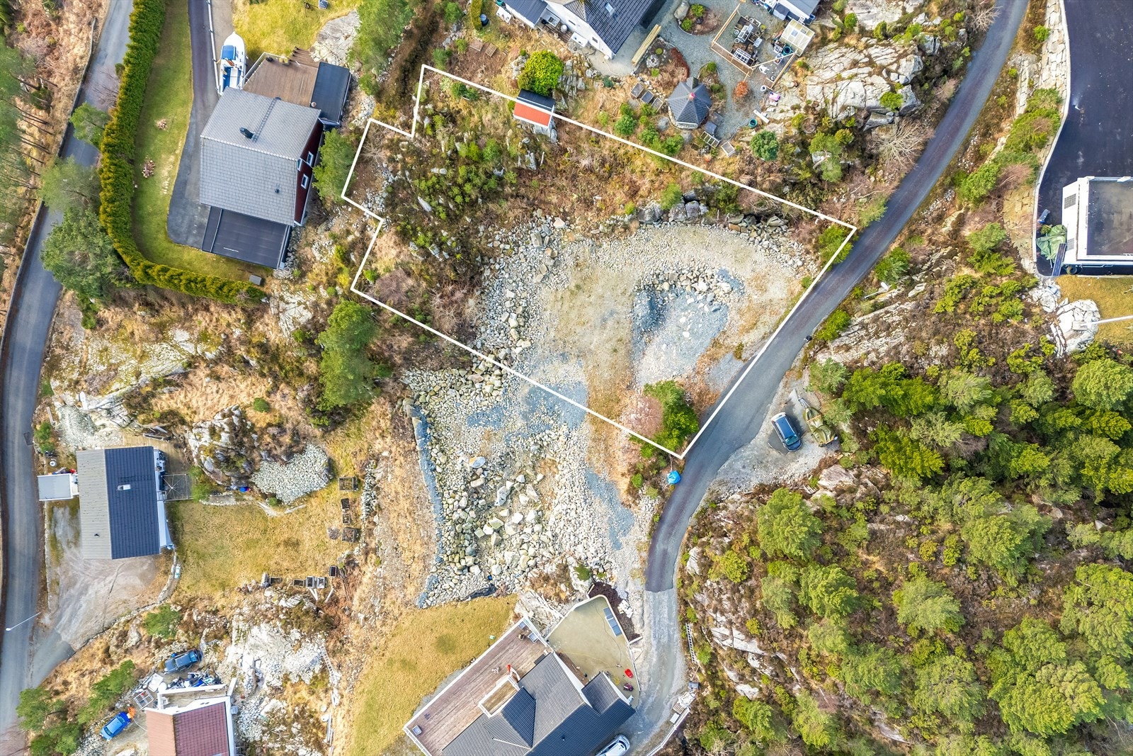 Ca tomtegrenser. Del av naboens hytte står innpå eiendommen. Galleribilde