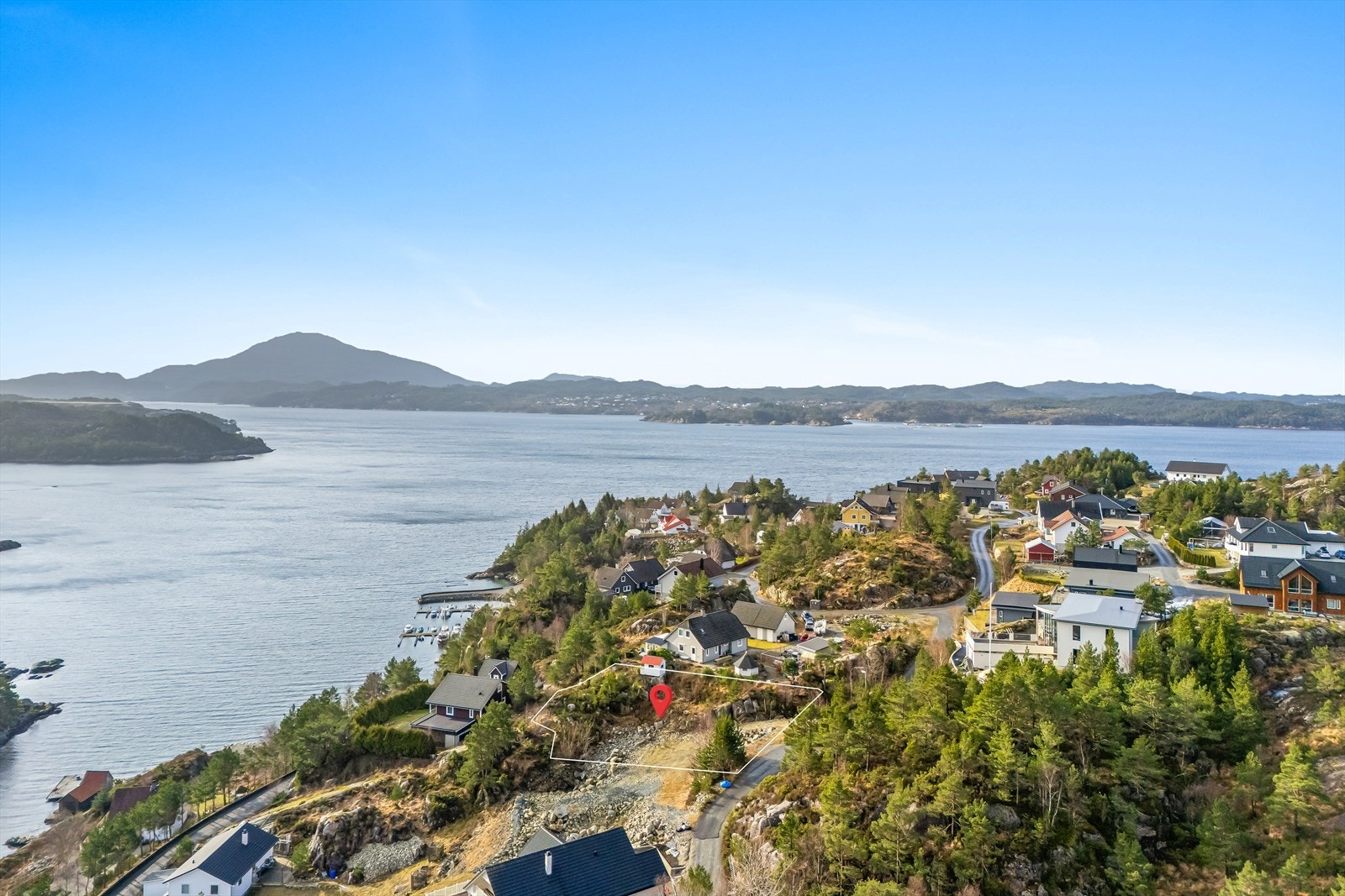 Boligtomt med fin utsikt mot både sjø og fjell Galleribilde