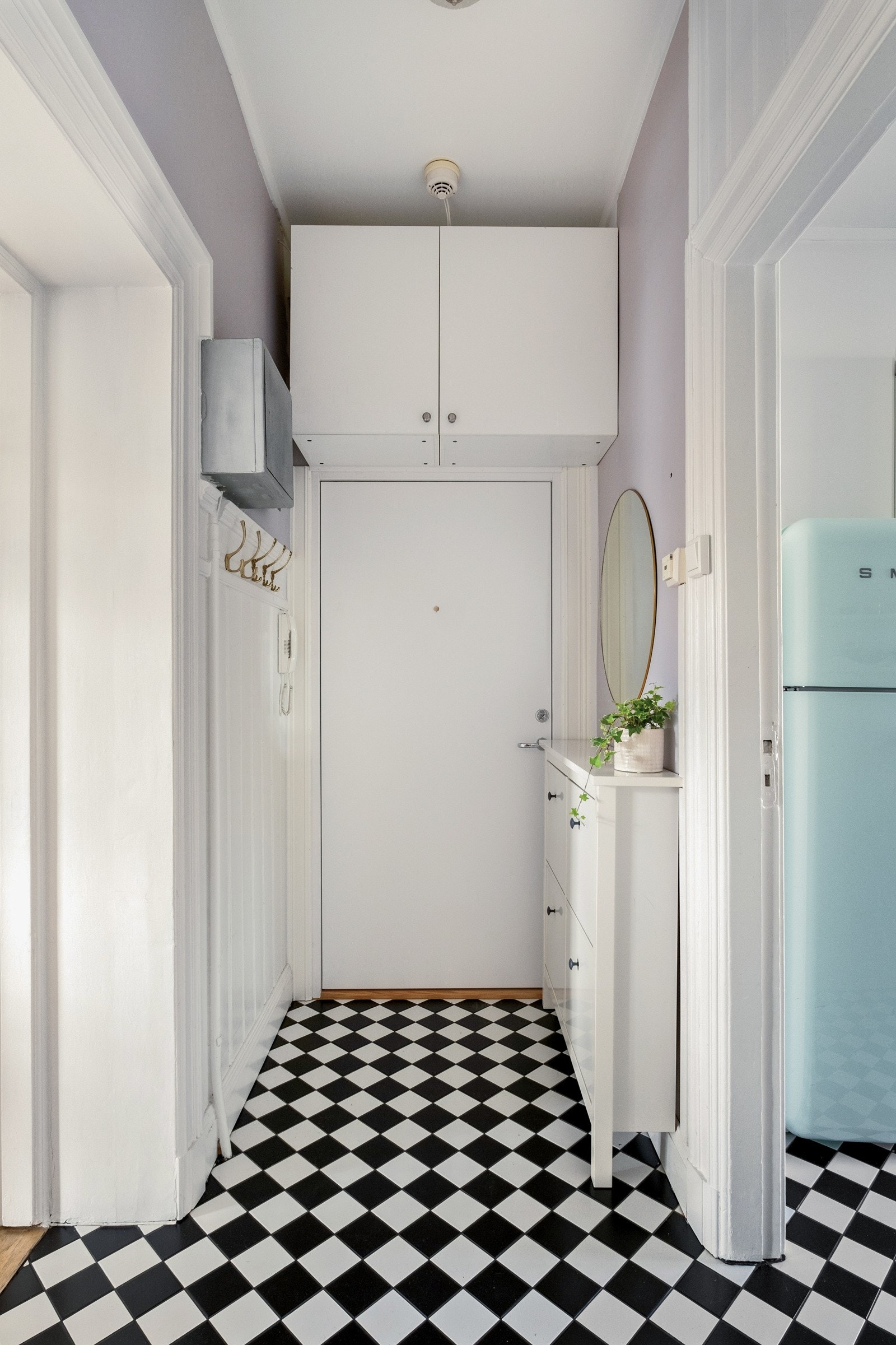 I entréen er det gulvvarme samt oppbevaringsplass i høyden. Galleribilde