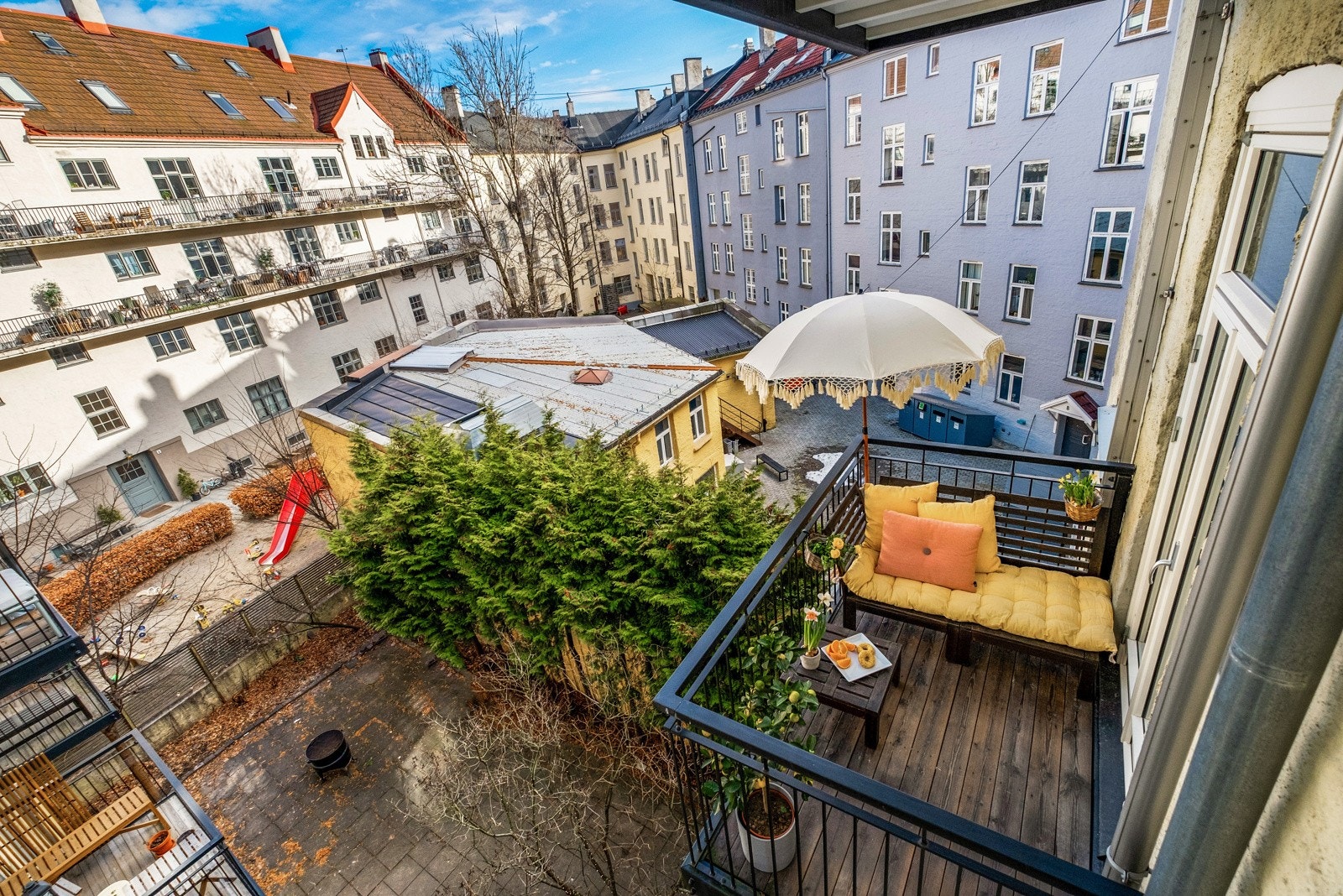 Balkongen legger til rette for et godt "uteliv" i den varme årstiden. Galleribilde