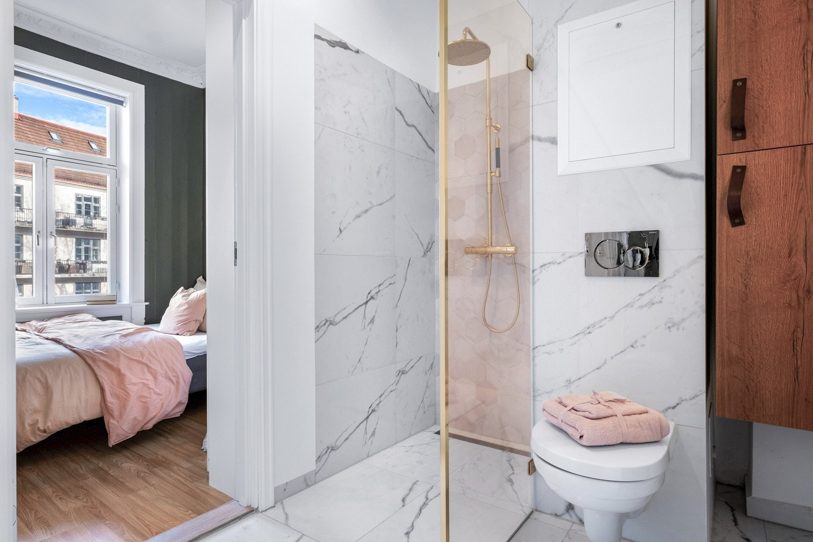 Innredningen på badet legger til rette for en behagelig hverdag. Vaskemaskinen er plassert i bod i felles gang, og deles med naboen. Galleribilde