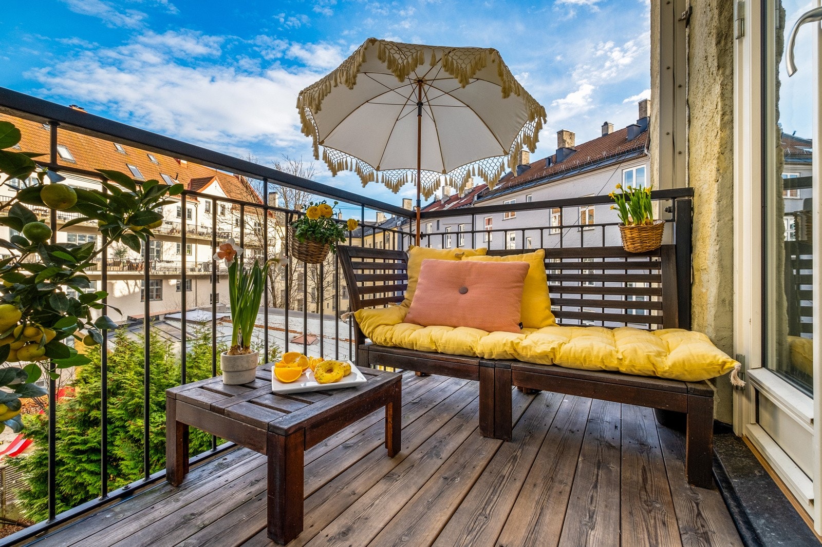 Utenfor kjøkkenet er det en herlig balkong som vender mot det rolige gårdsrommet. Galleribilde