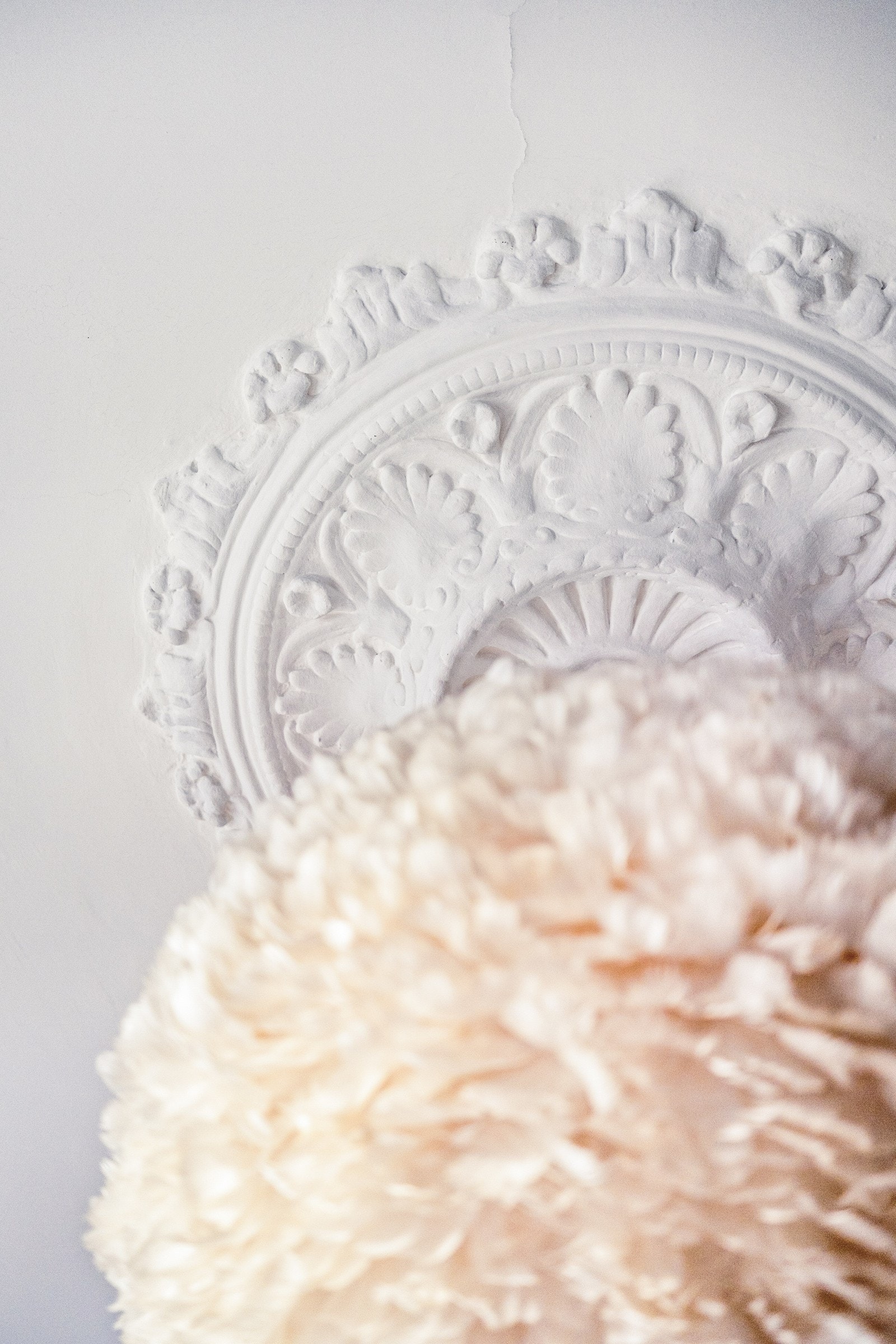 Takhøyden i stuen er på hele 2,99 meter. Det er klassiske detaljer som stukkatur og rosett i taket. Galleribilde