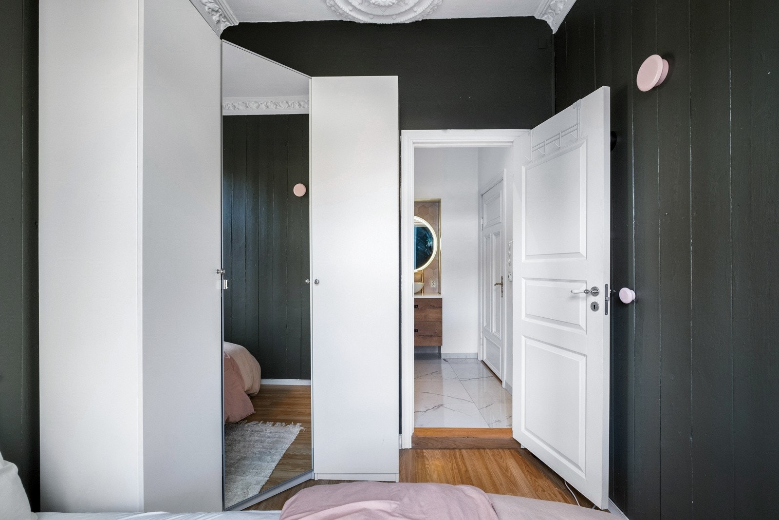 Garderobeskapet følger boligen ved salg. Galleribilde