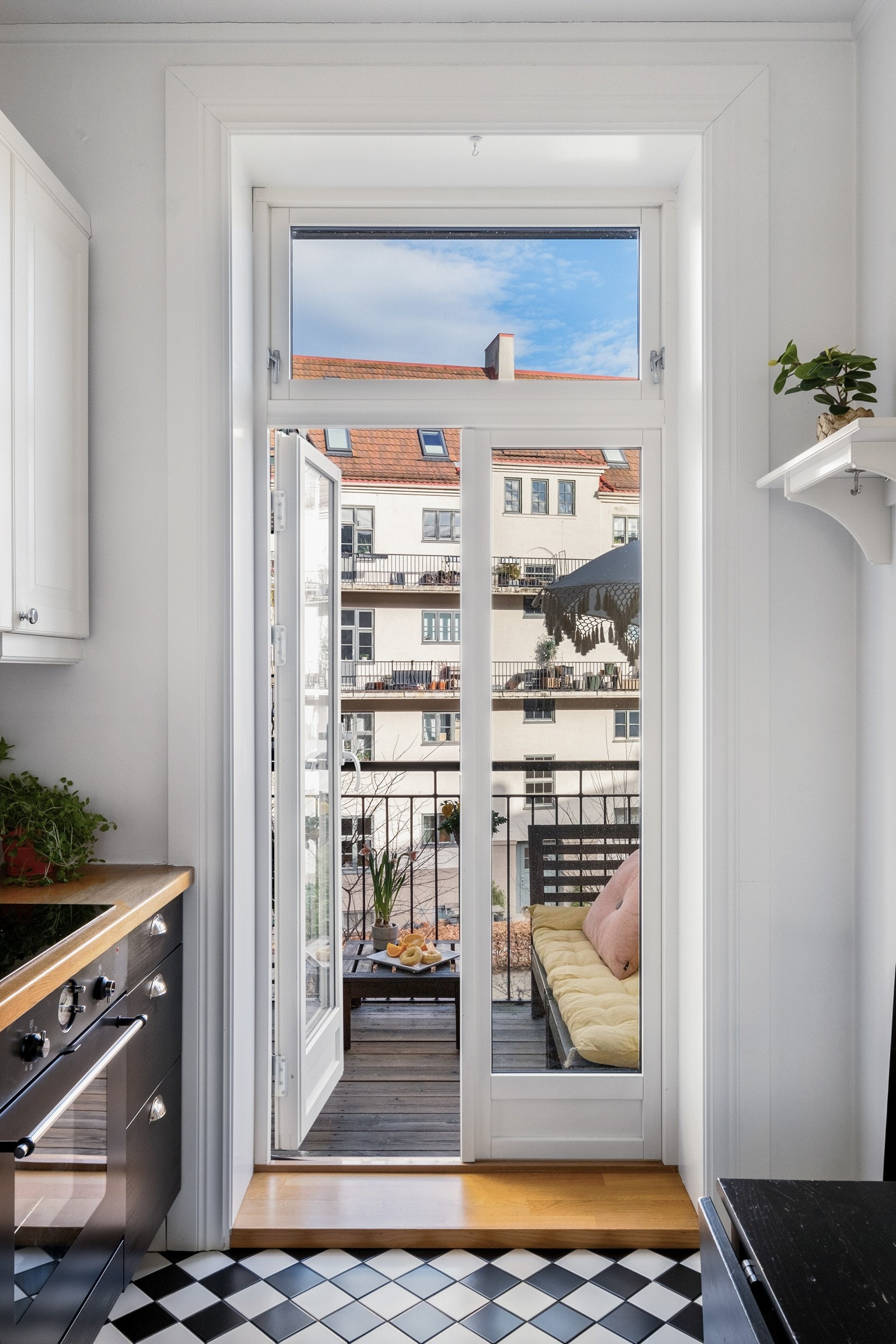 Fra kjøkkenet er det utgang til balkongen og fin utsikt mot gårdsrommet. Galleribilde