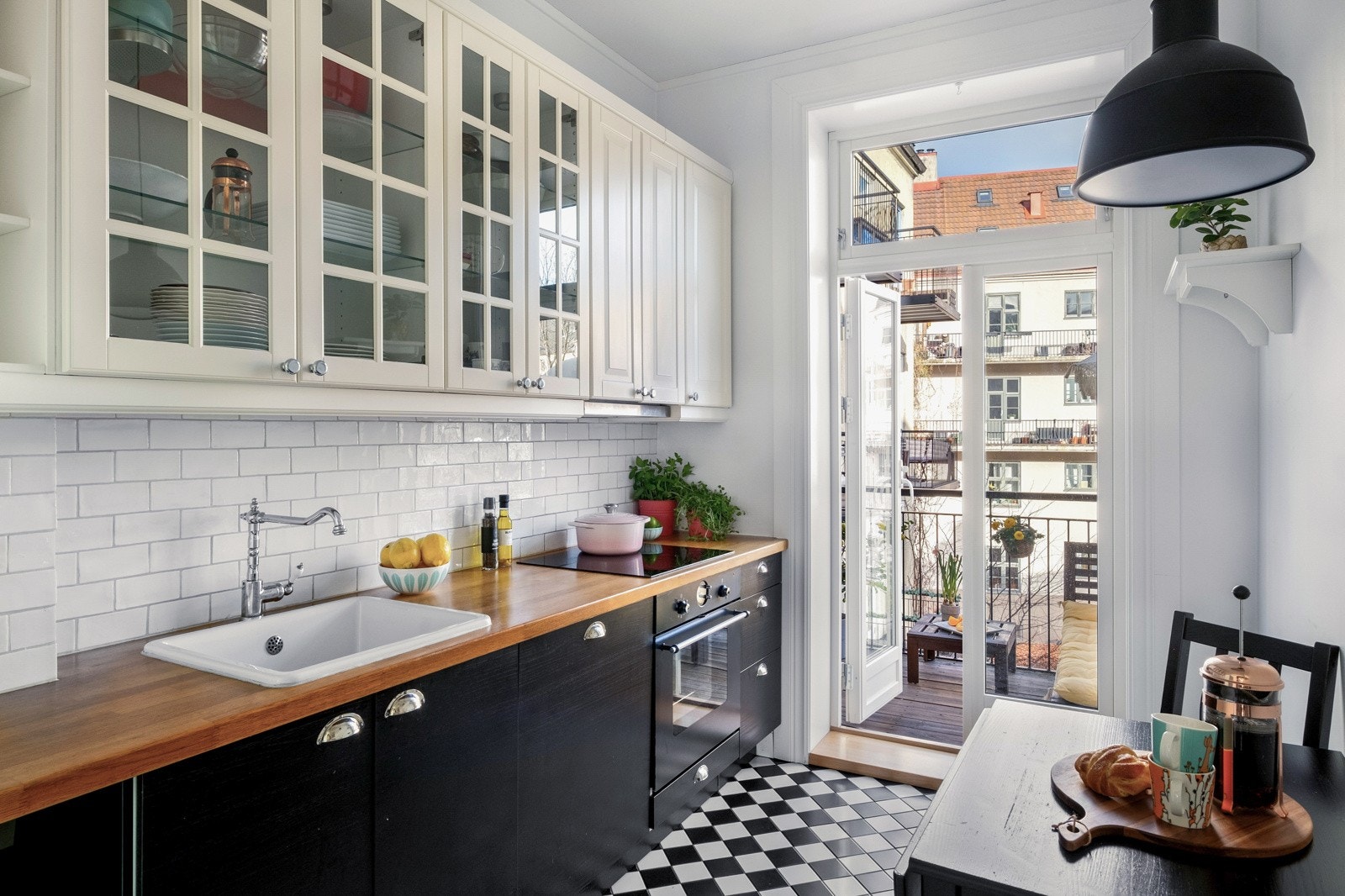 Kjøkkenet er levert av Ikea, og har god arbeidsplass og rikelig med oppbevaring. Galleribilde