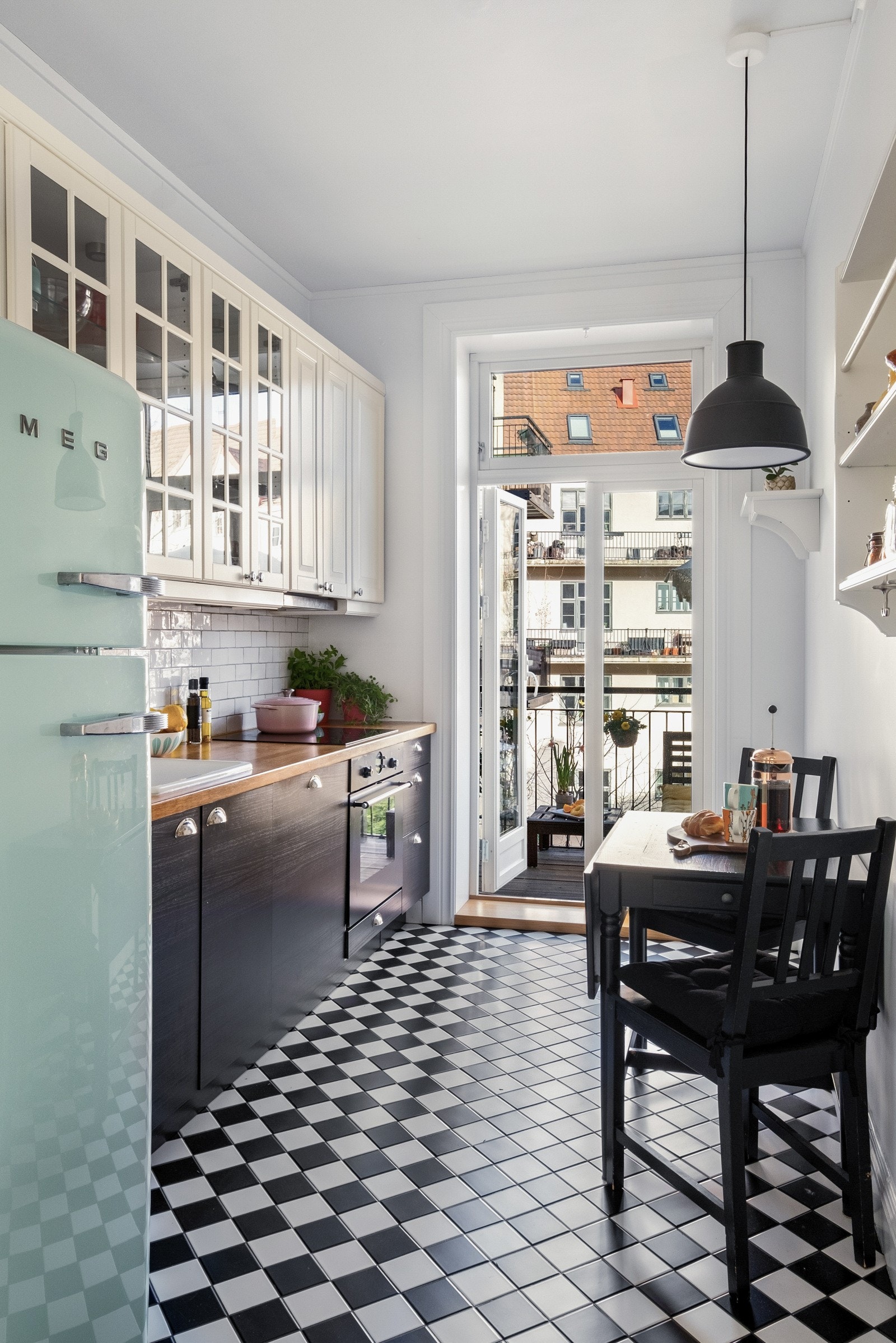 Kjøkkenet er fra 2012, samtidig med at balkongen ble montert. Kjøkkenet ble også malt i 2020. Galleribilde