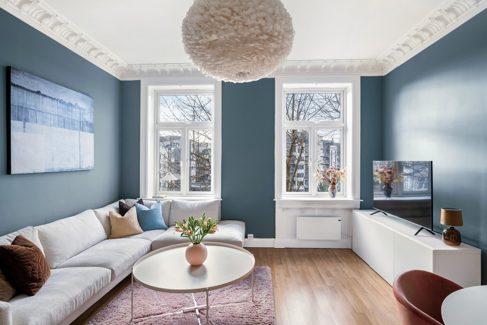 Boligen får rikelig med naturlig dagslys fra vindusflatene. Galleribilde